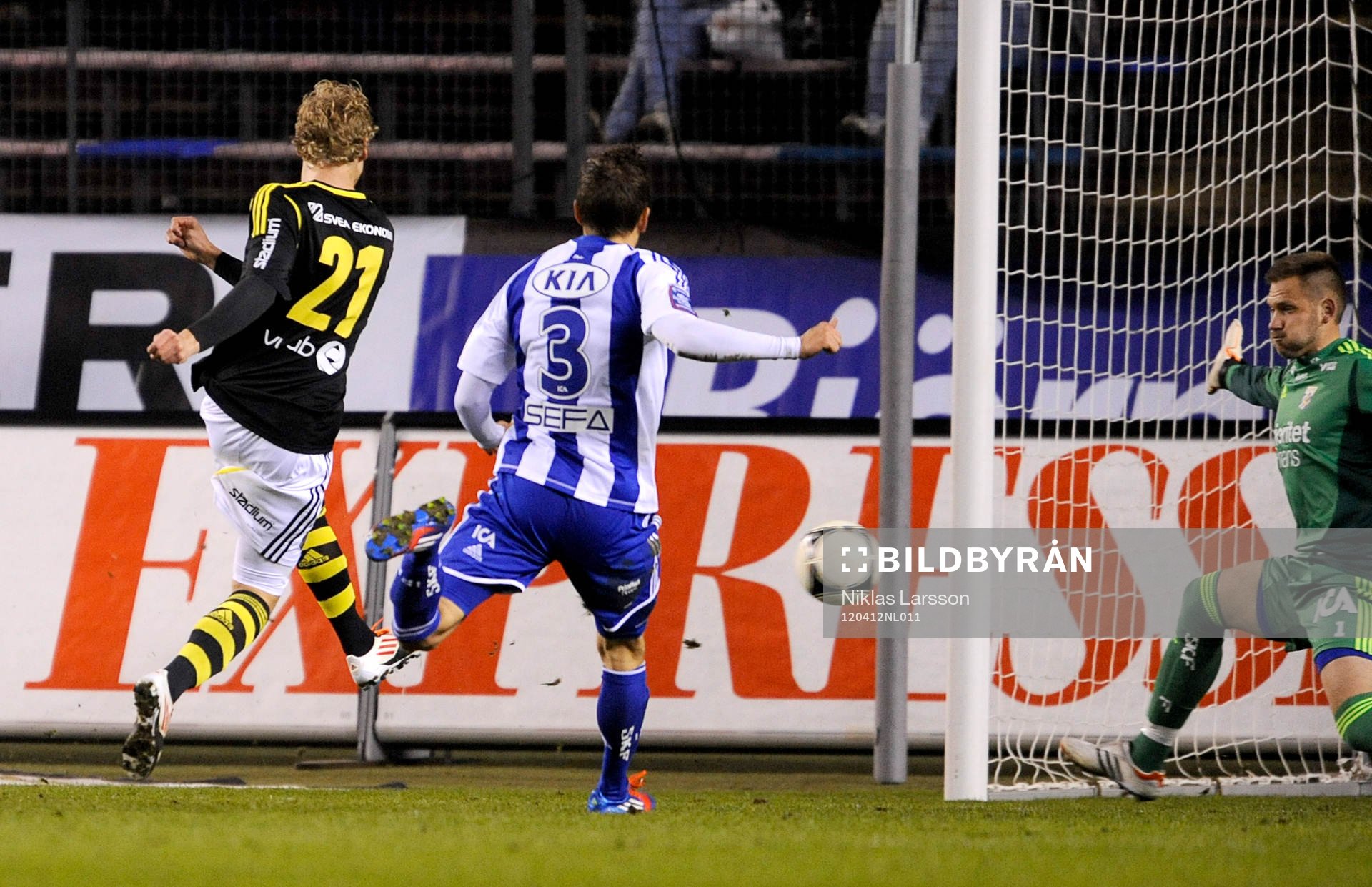 Pontus Engblom, AIK gör 1-0 målet bakom John Alvbåge,
