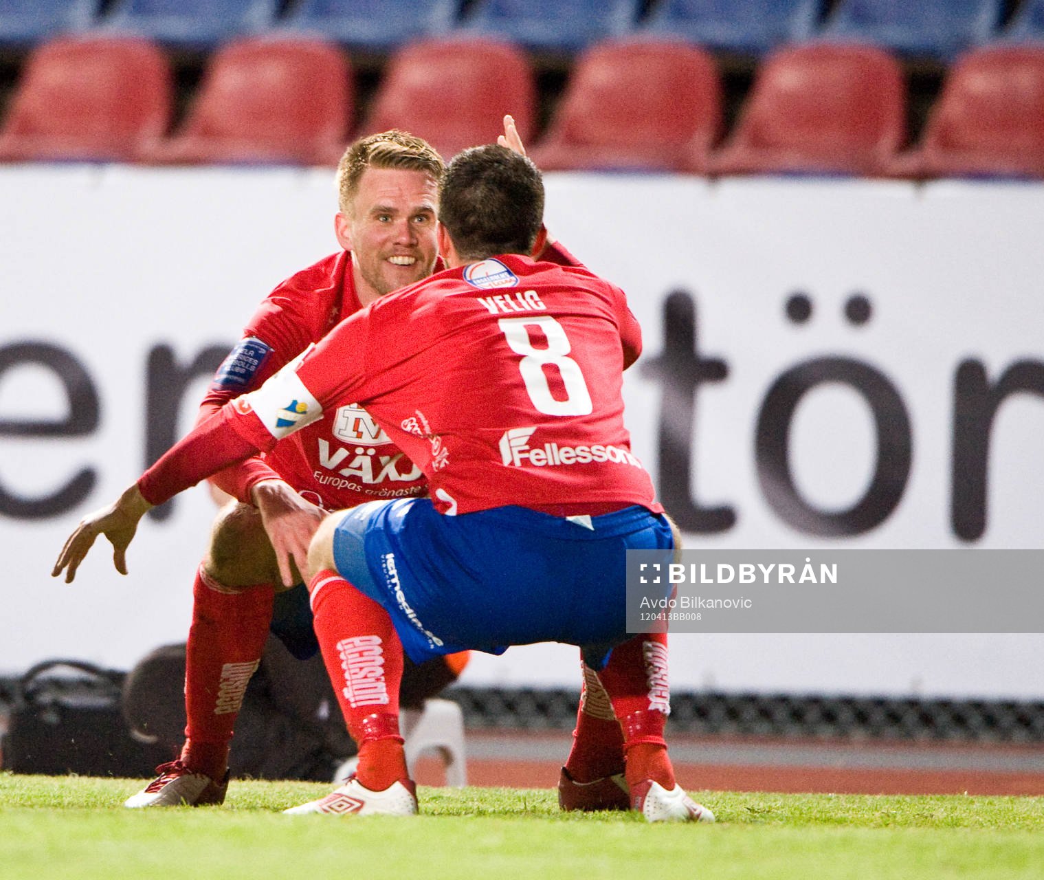 David Thor Vidarsson och Denis Velic, dansar, Öster, jubel