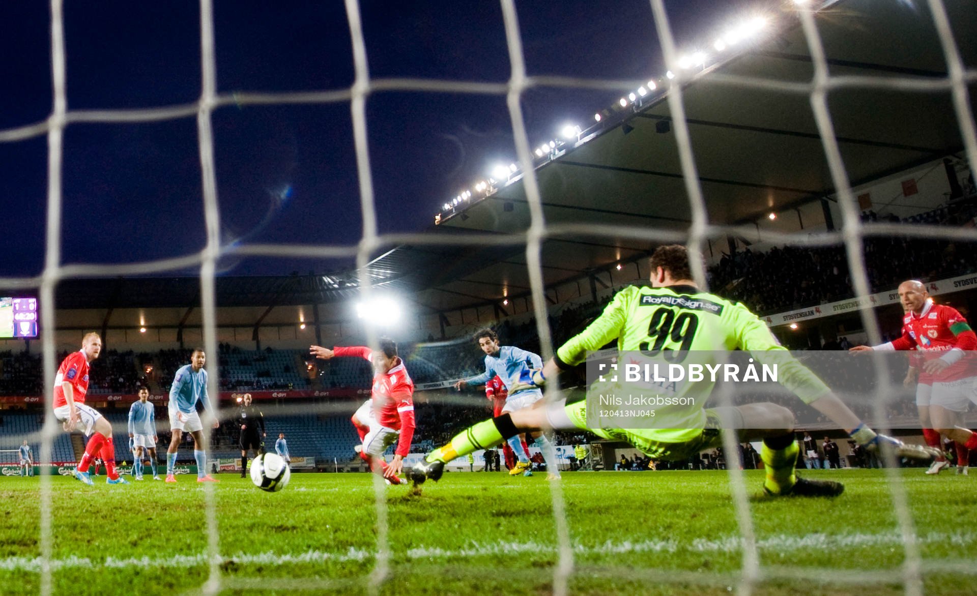 Jimmy Durmaz, Malmö FF slår in 2-0 bakom Etrit Berisha,