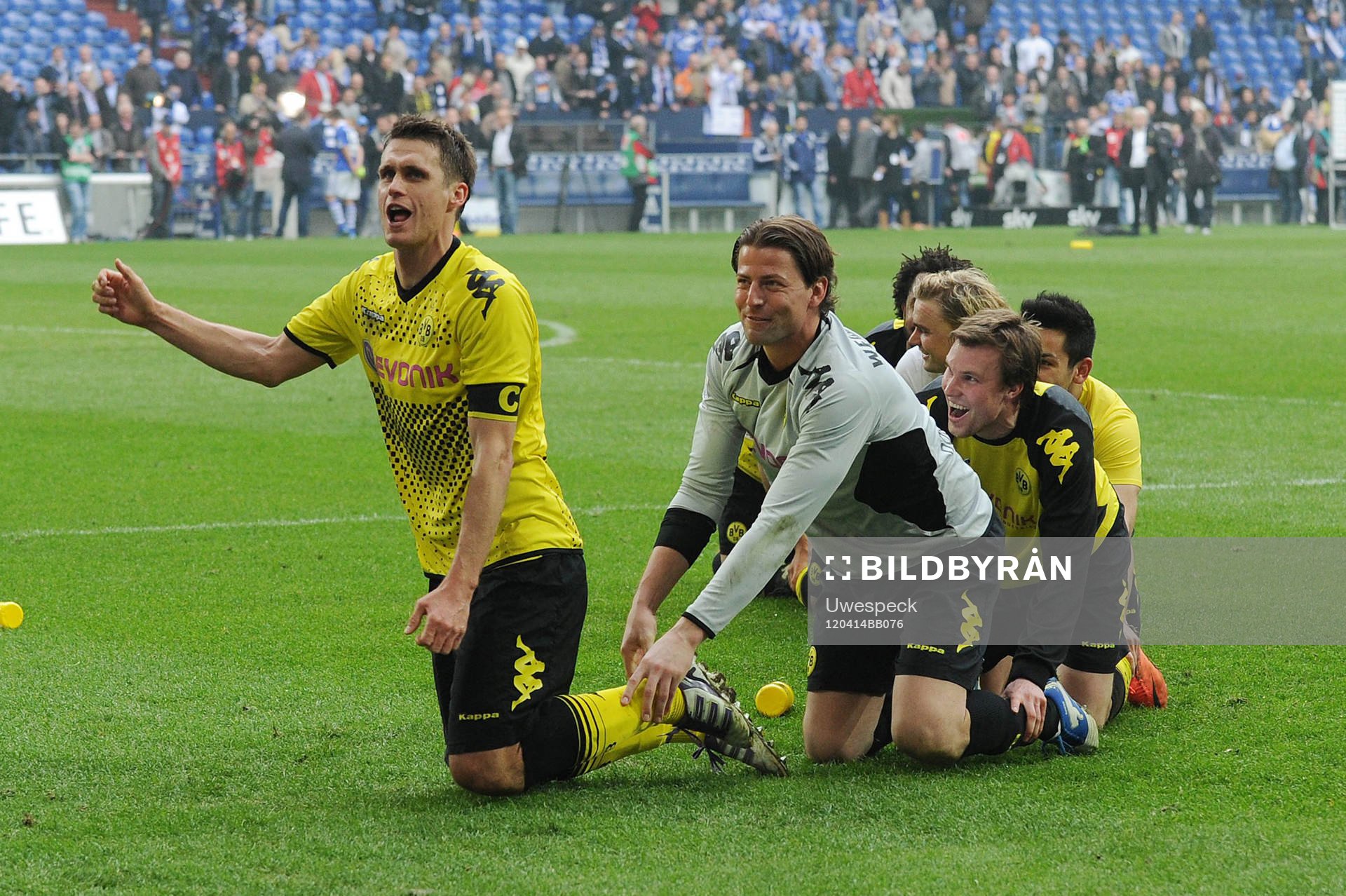 Sebastian Kehl, Roman Weidenfeller, målvakt, Patrick Owomoyela, Marcel Schmelzer, Kevin Grosskreutz, Ilkay Guendogan, Dortmund, jubel, glädje efter slutsignal.