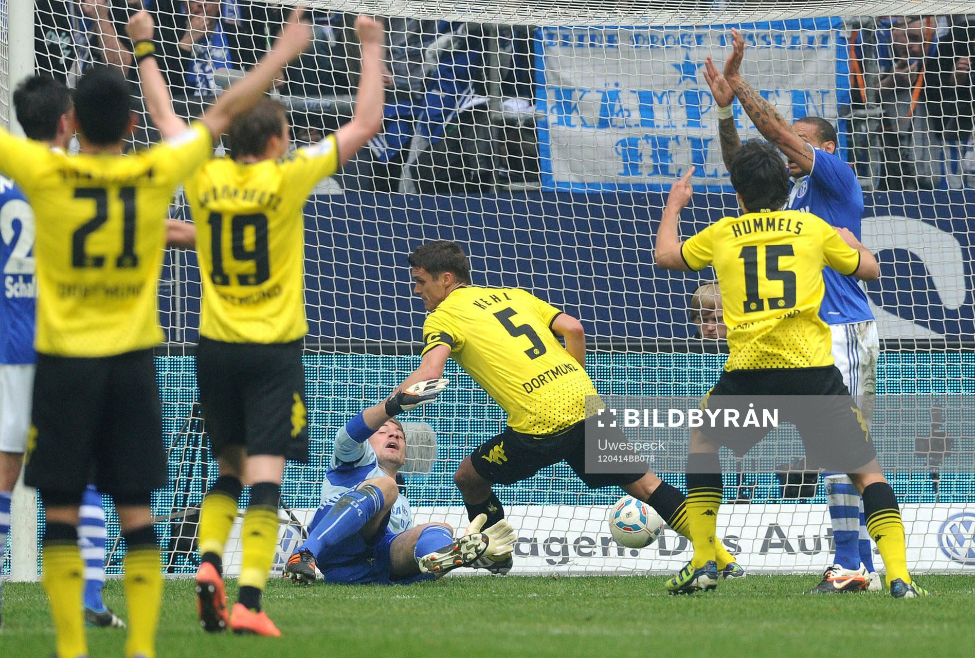   Sebastian Kehl, Dortmund, gör mål på Lars Unnerstall, målvakt, Schalke.