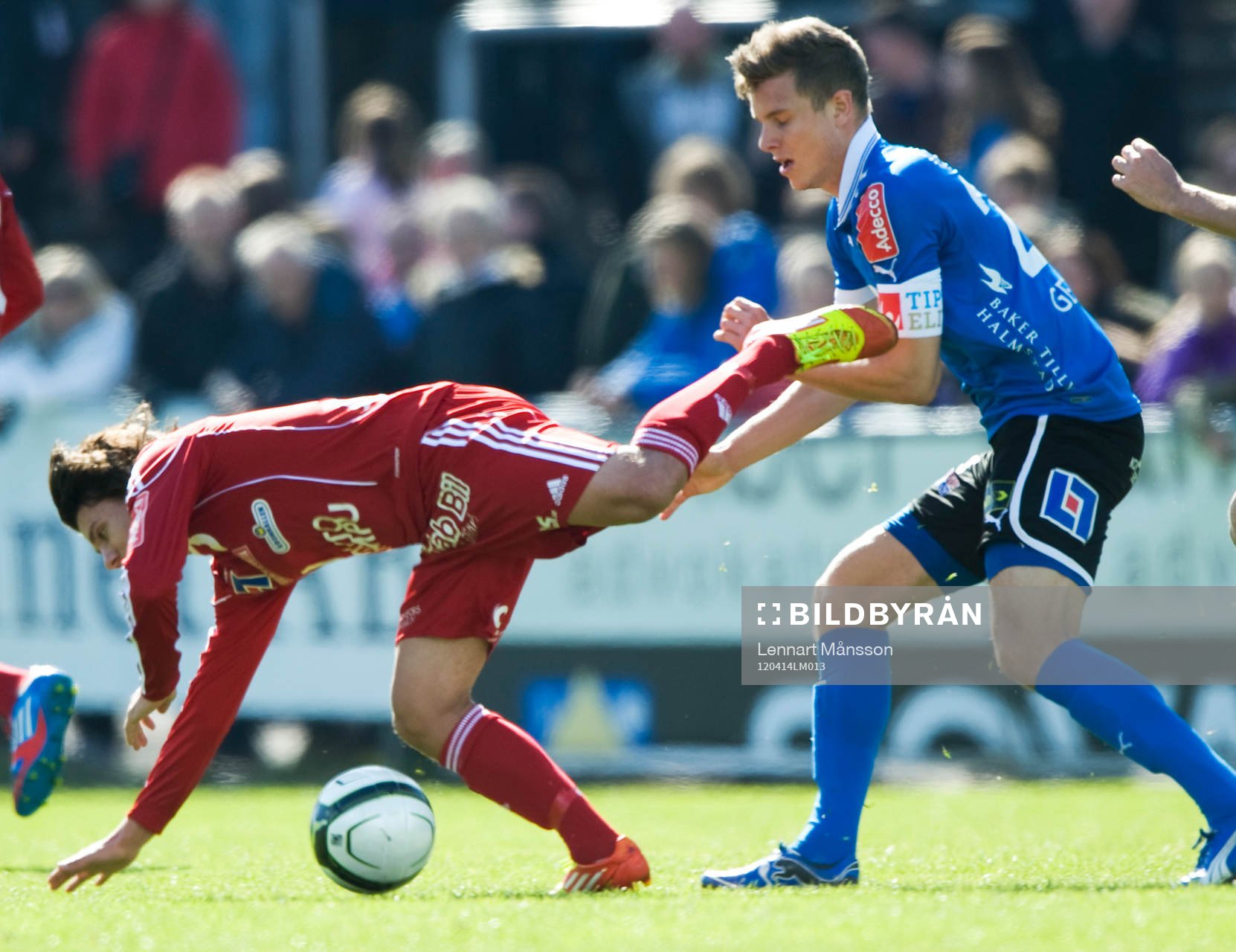   Gheorghe Andronic, Degerfors, bringas på fall av Joakim Wrele, Halmstad