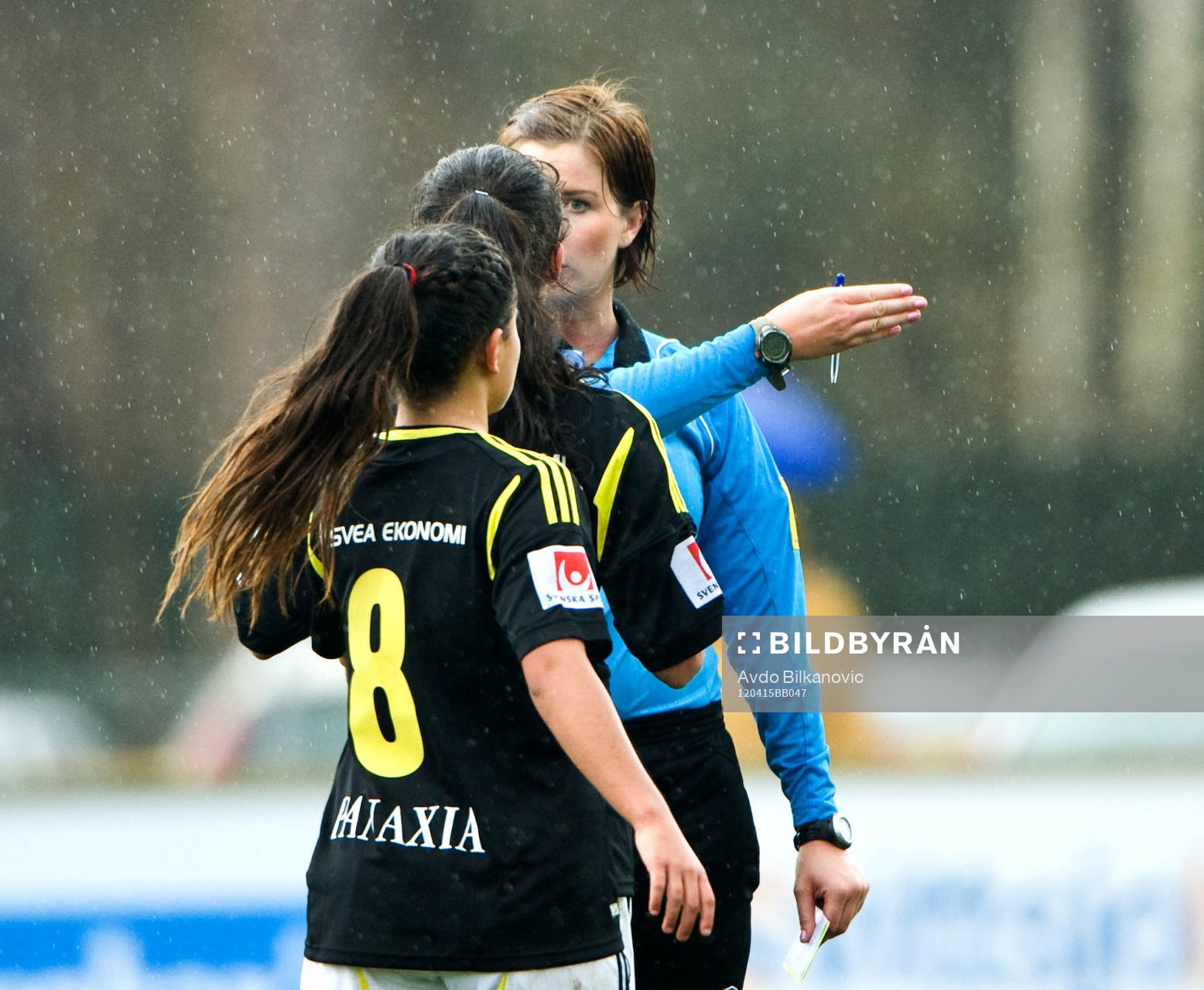 Susan Varli, AIK, diskuterar med Malin Johansson, domare,