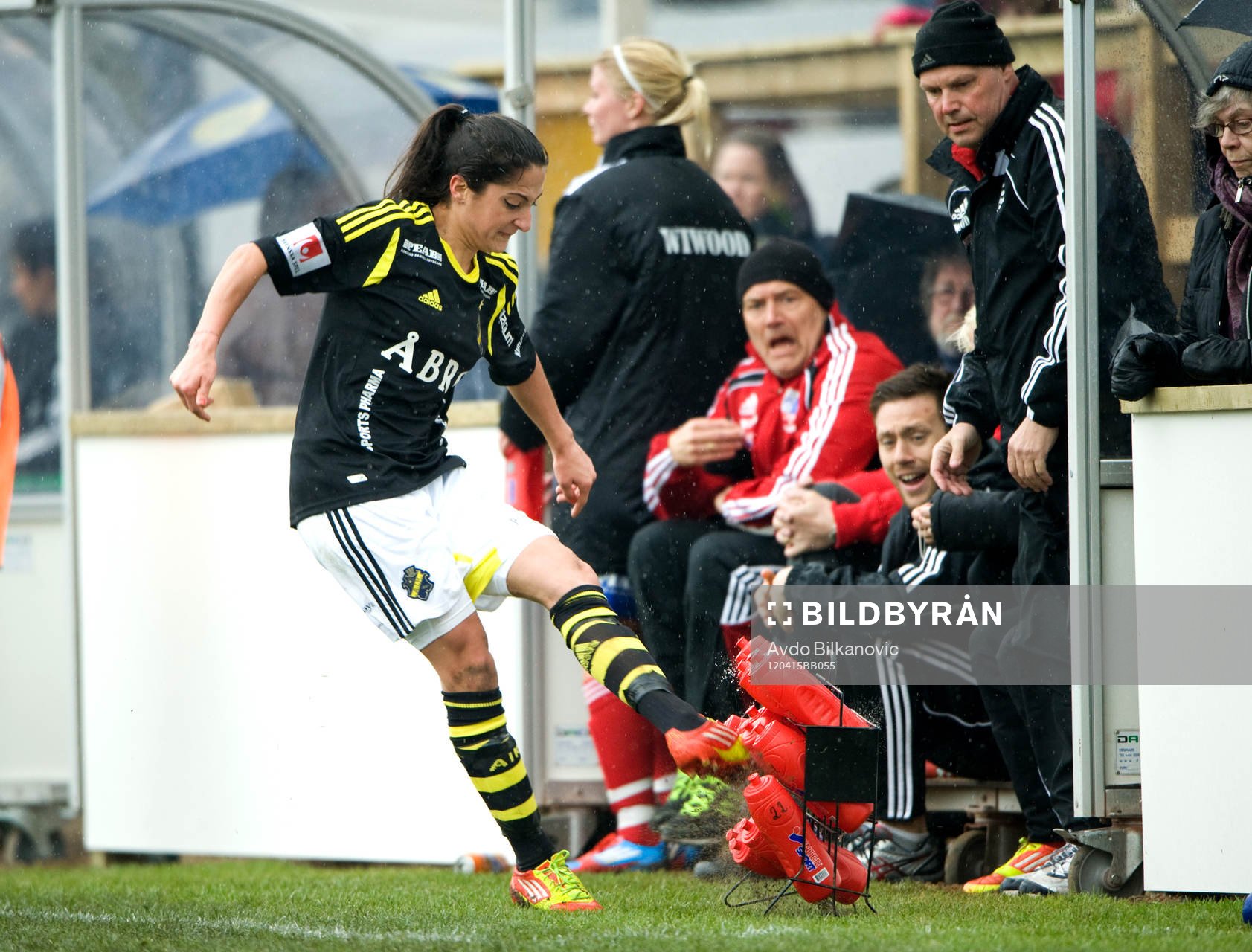 Susan Varli, AIK, sparkar vattenflaskort
