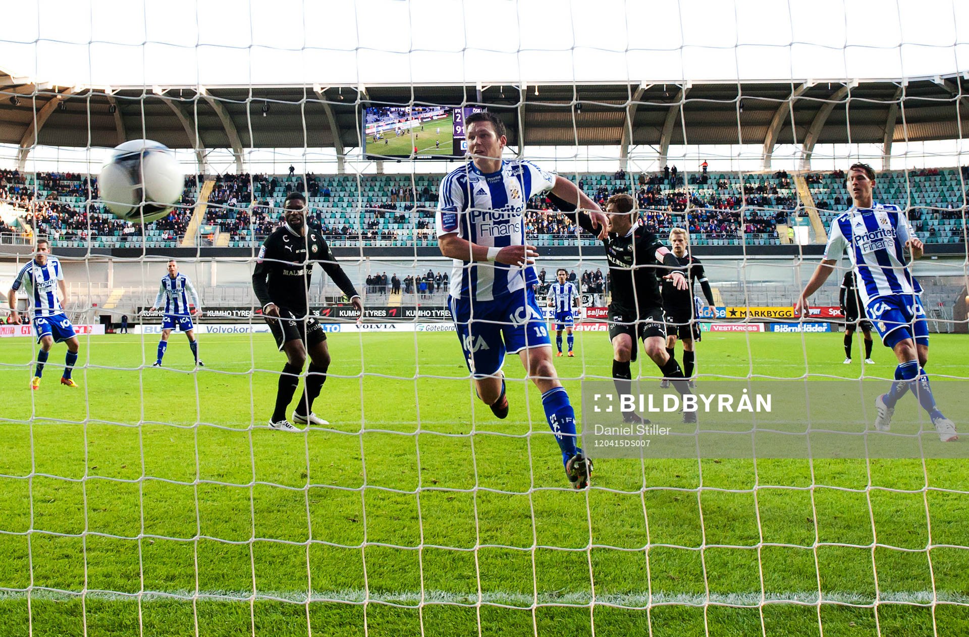 Hannes Stiller, IFK Göteborg, får ett mål bortdömt i