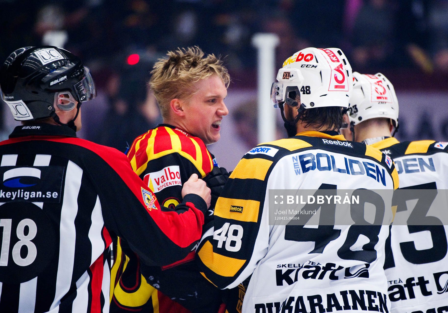 Jakob Silfverberg, Brynäs, i gruff med Hannu Pikkarainen,