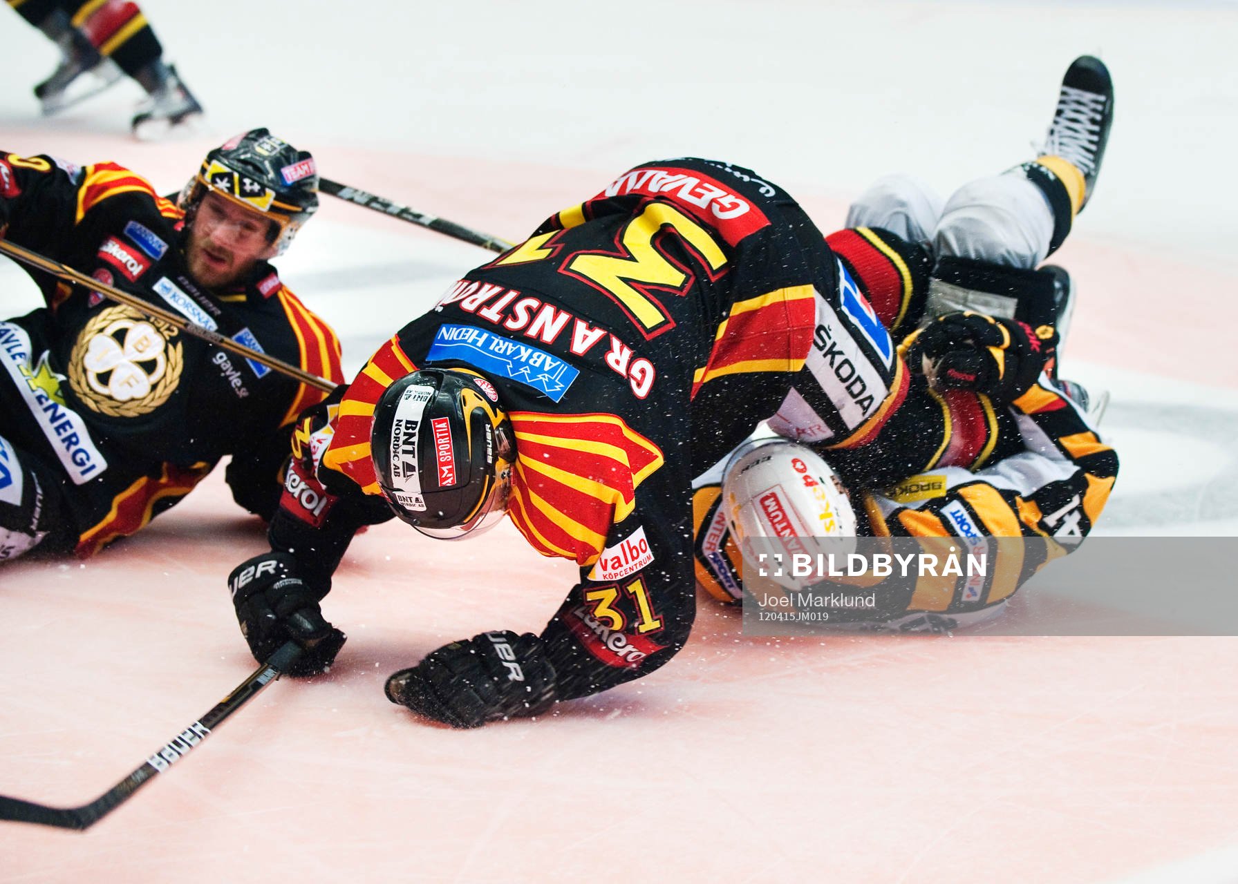 Jonathan Granström, Brynäs, flyger över Pierre Edouard