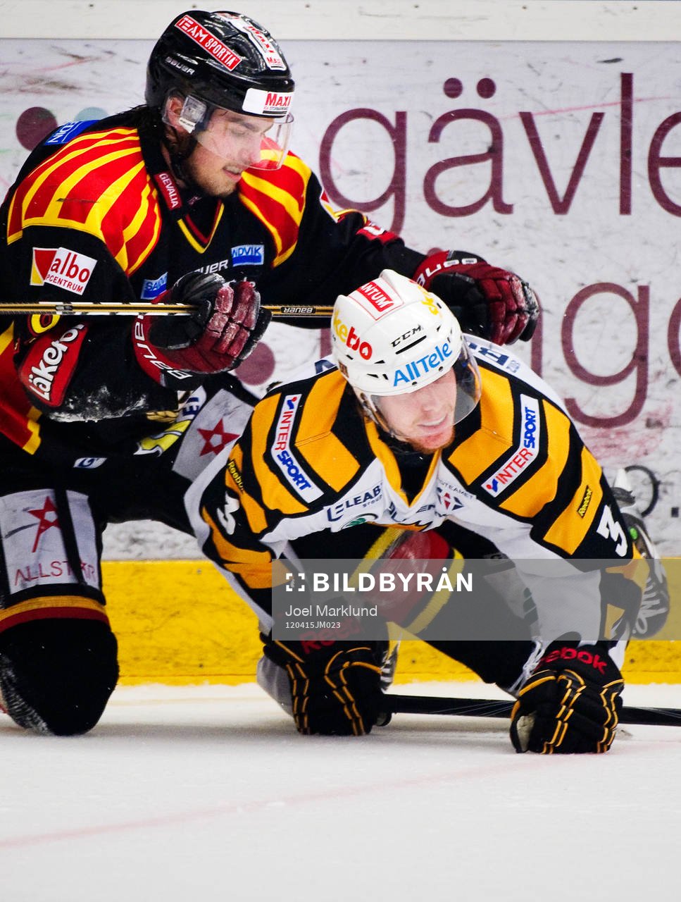 Calle Järnkrok, Brynäs, trycker ner Niclas Burström,