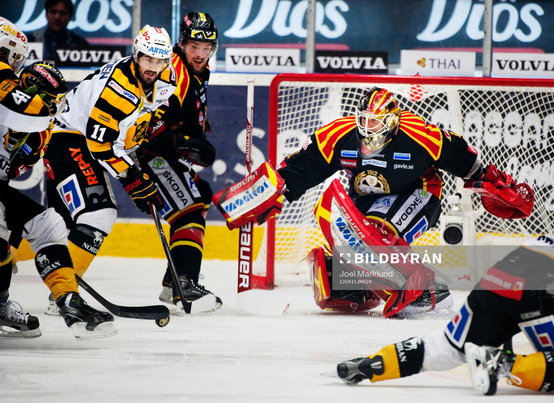Oroligt framför Niklas Svedberg, målvakt, Brynäs