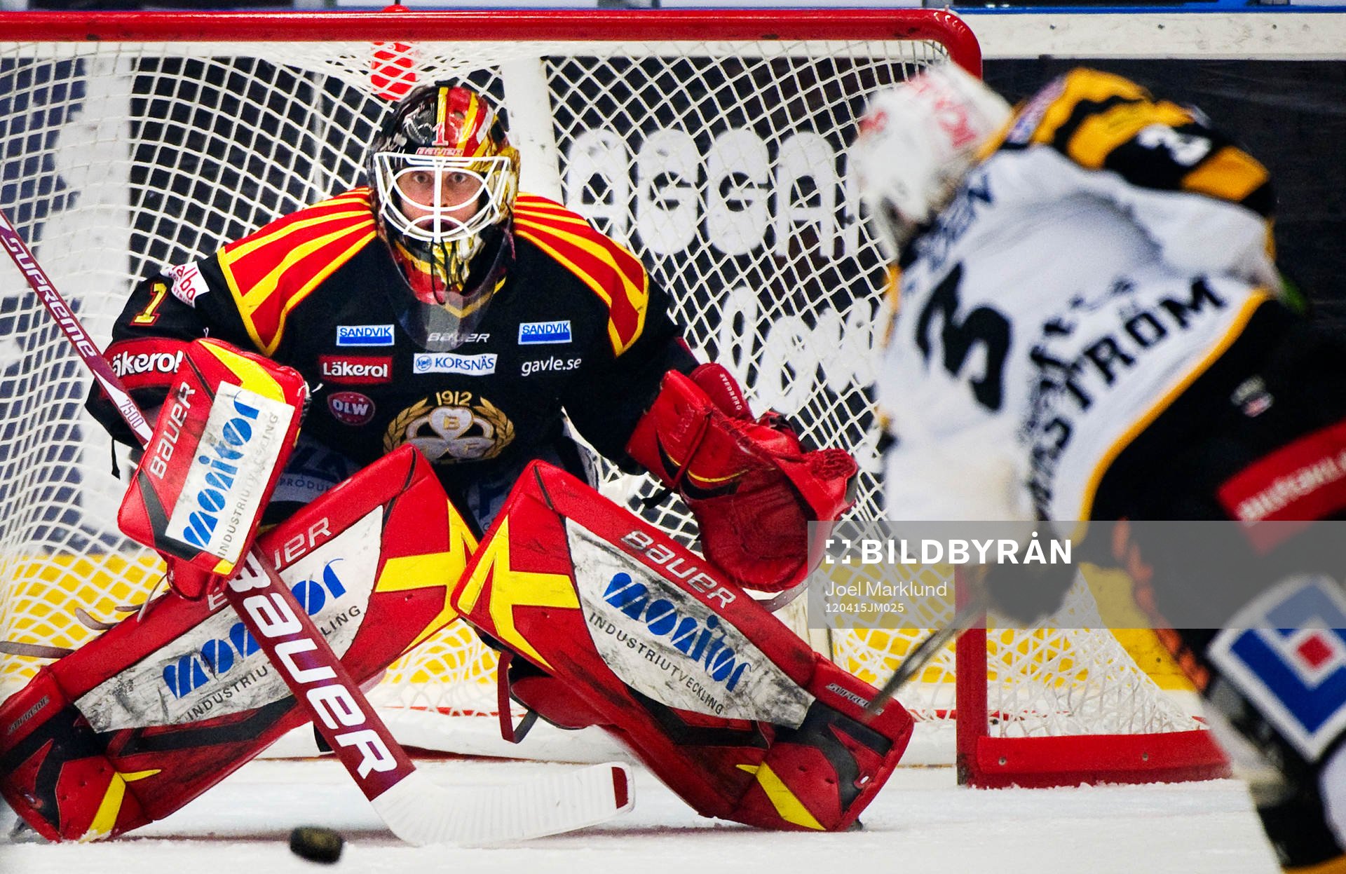 Niclas Burström, Skellefteå, skjuter mot Niklas Svedberg,