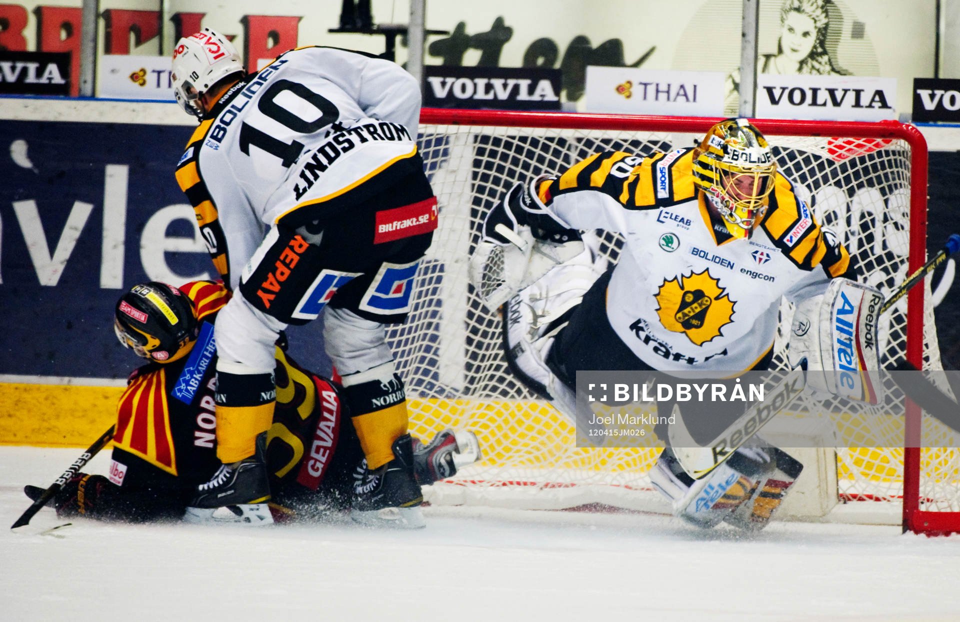Jonas Nordquist, Brynäs, åker in i Joacim Eriksson,