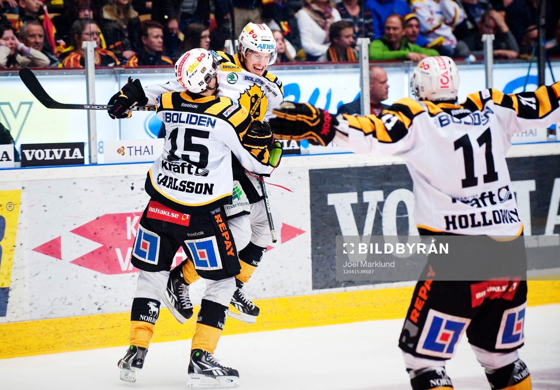 Oscar Lindberg kramas om av Melker Karlsson, Skellefteå