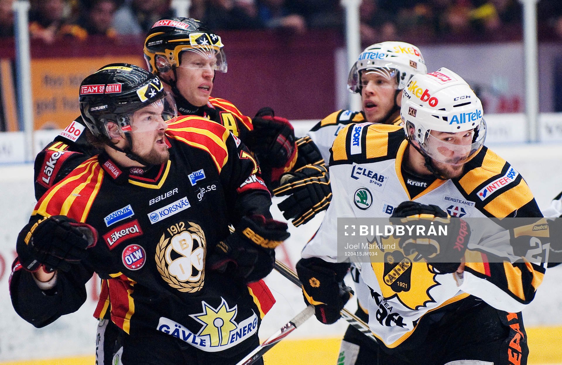 Simon Bertilsson, Brynäs, slåss med Jimmie Ericsson,