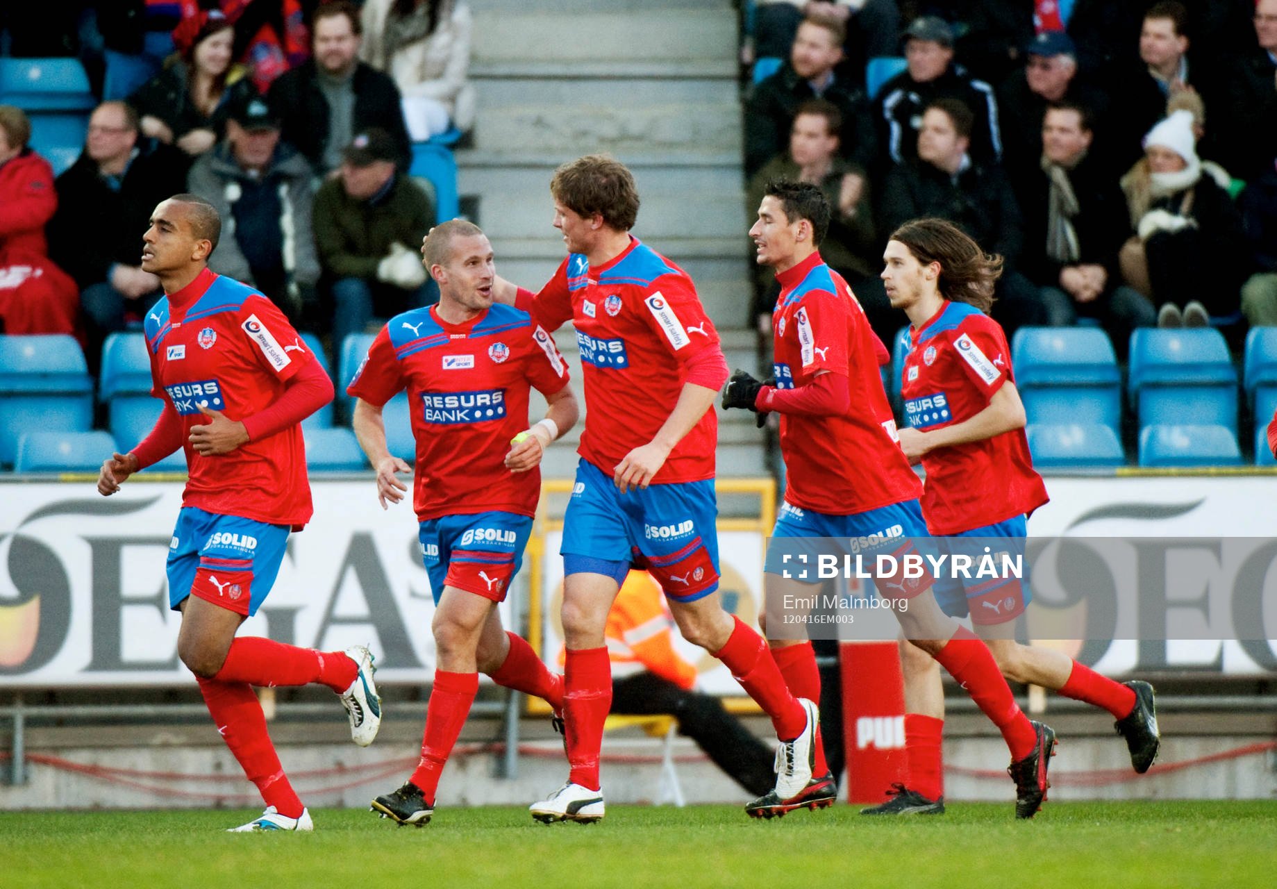 Helsingborg jubel vid 1-0. Självmål