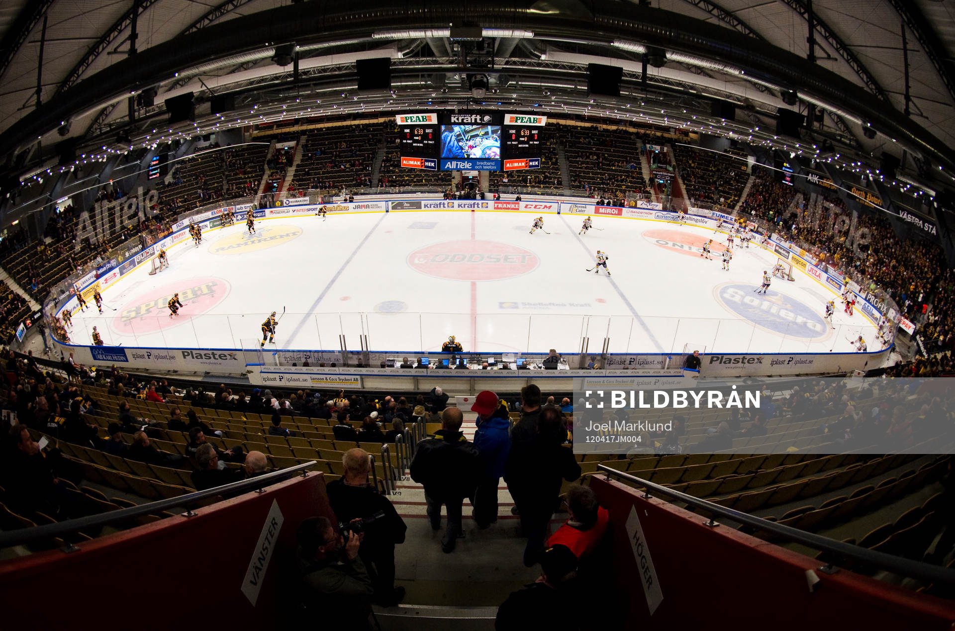 Skellefteå Kraft Arena, interiör. Lagen värmer upp