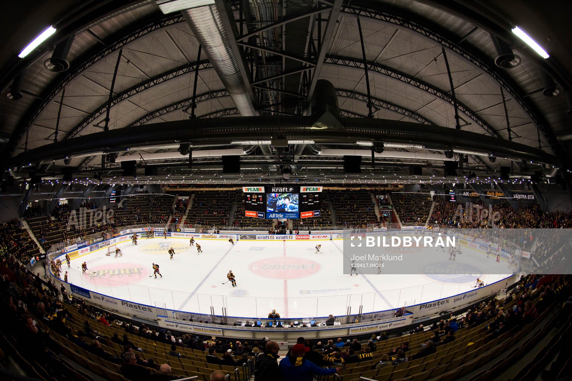 Skellefteå Kraft Arena, interiör. Lagen värmer upp