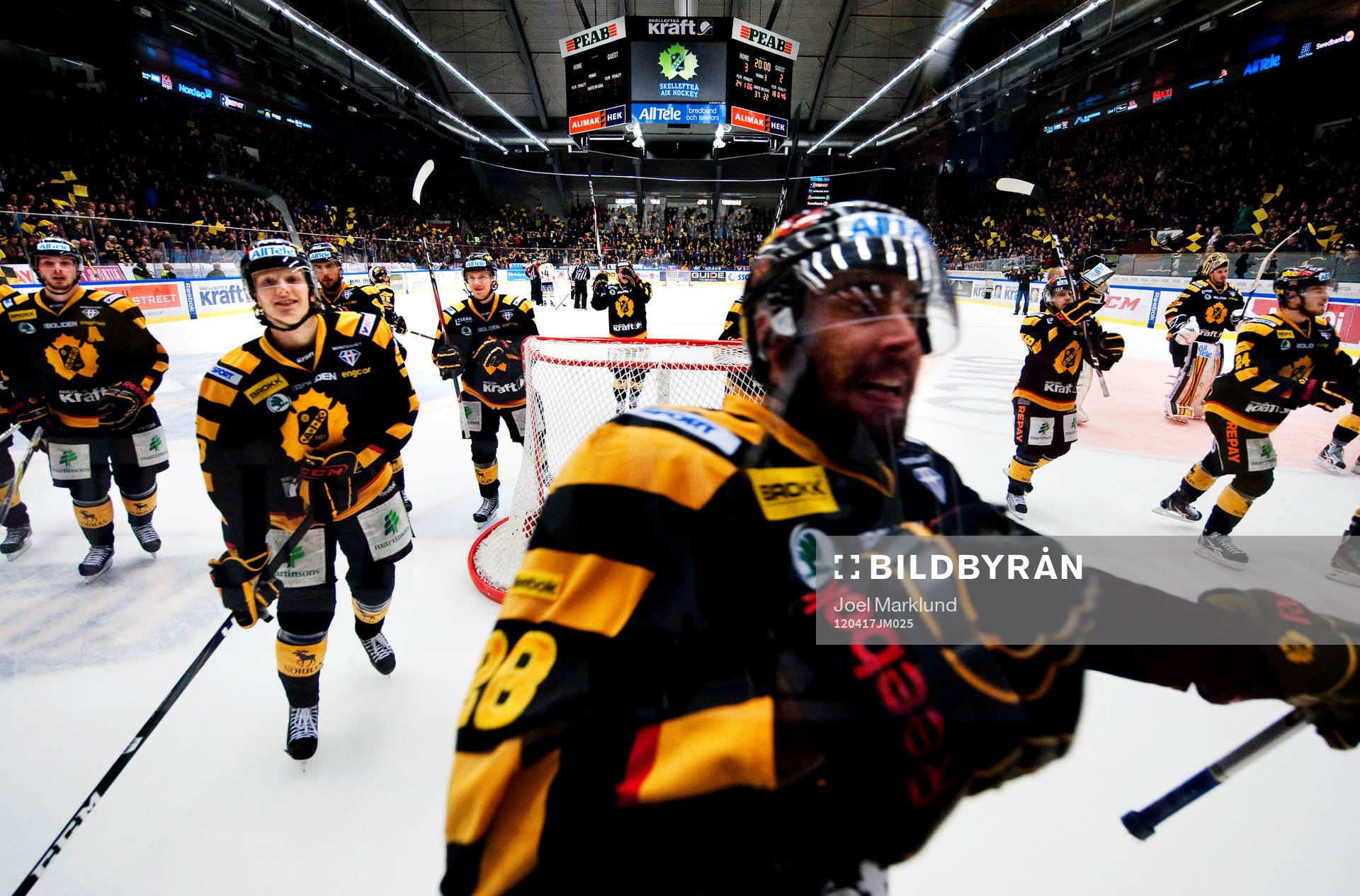 Skellefteå-spelarna tackar publiken