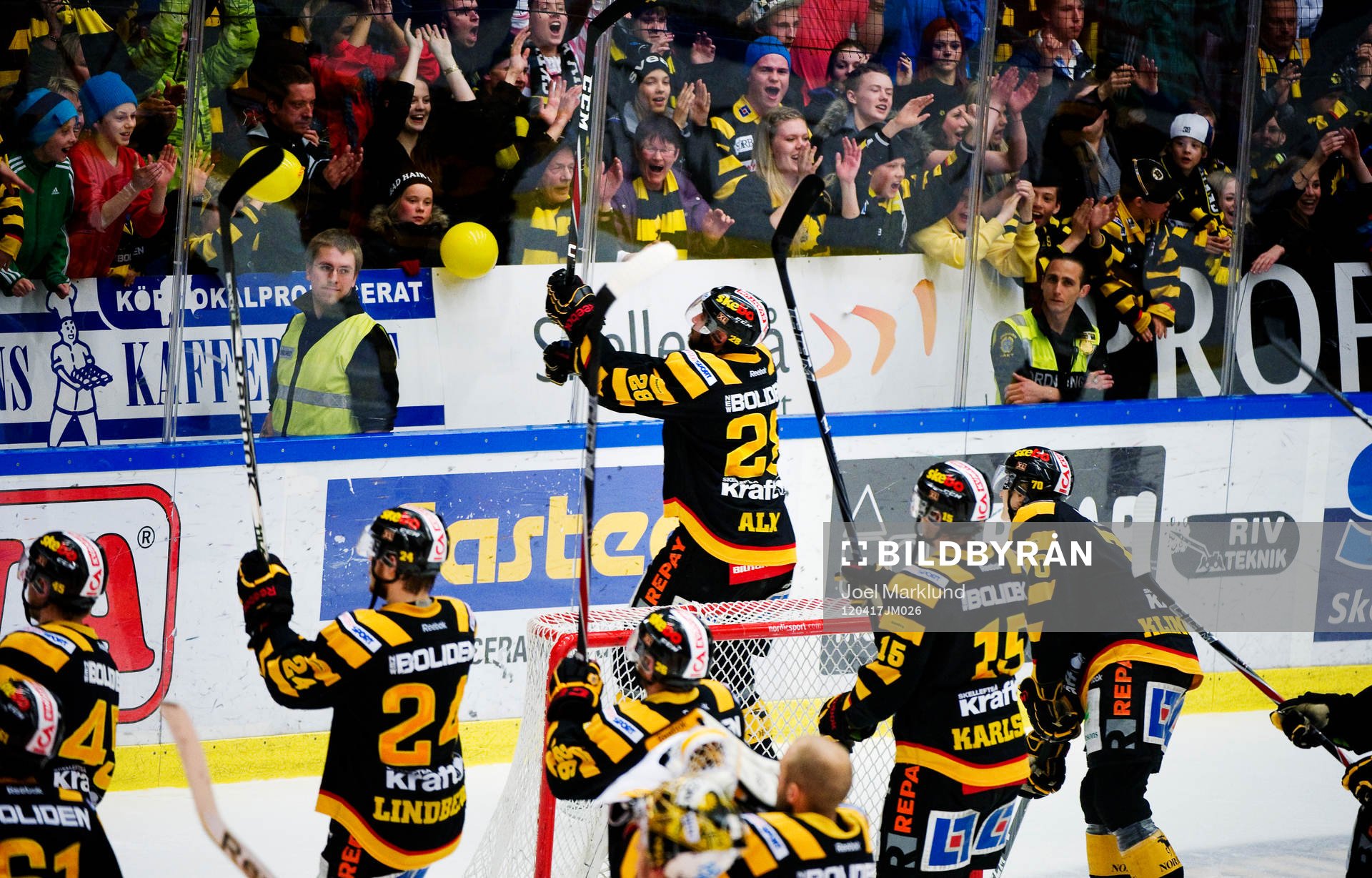 Skellefteå-spelarna tackar publiken