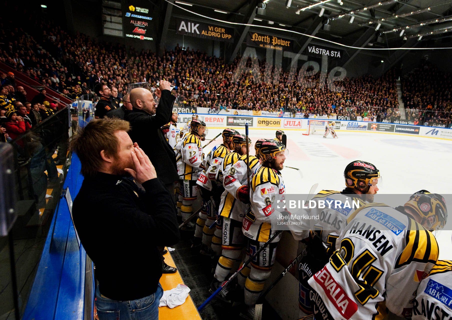 Tommy Jonsson, tränare, Brynäs, visar sin frustration