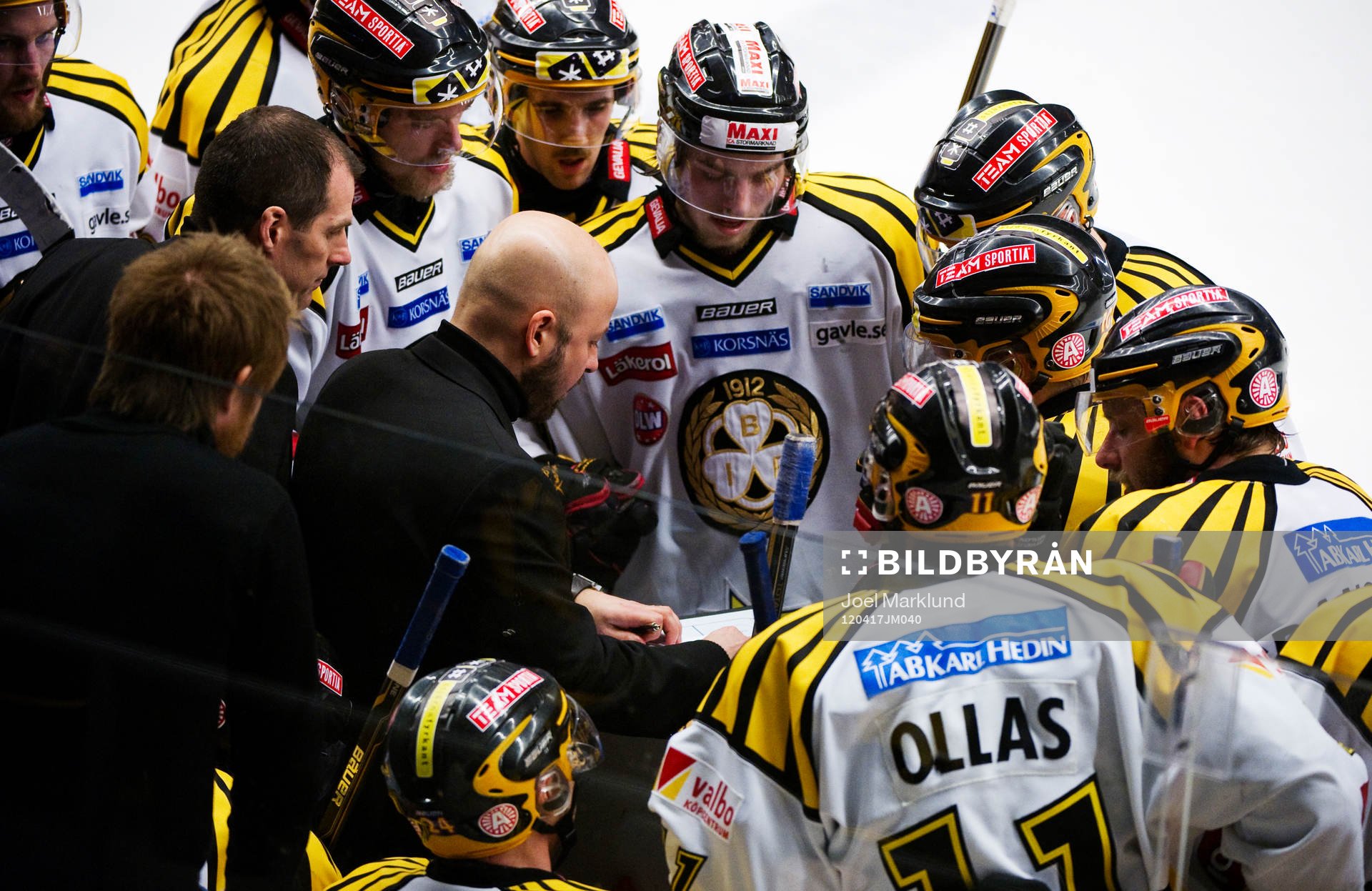 Tommy Jonsson, tränare, Brynäs, tar en timeout i slutet