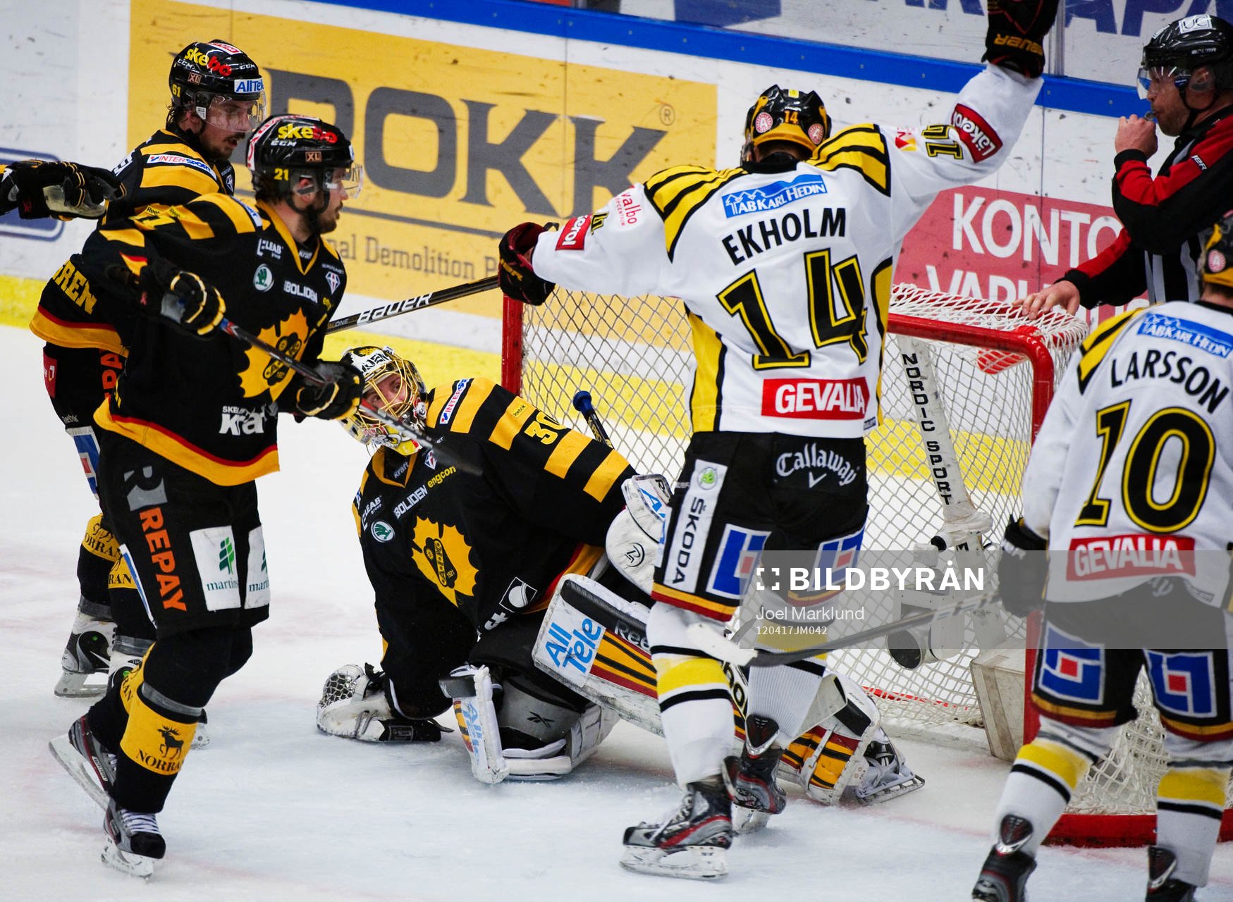 Mattias Ekholm, Brynäs, är framme och stör Joacim