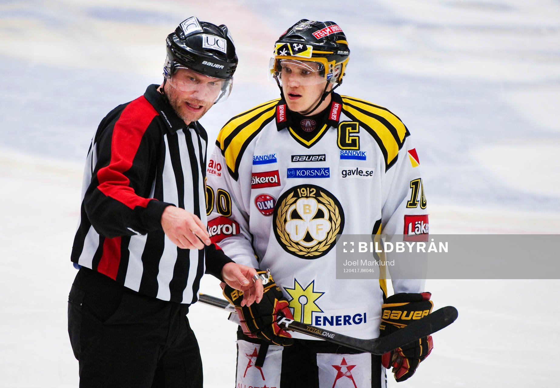 Ulf Rönnmark, domare, och Jakob Silfverberg, Brynäs