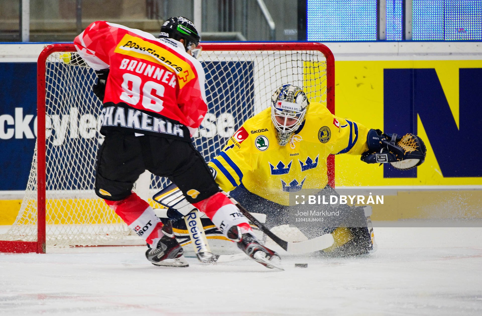 Damien Brunner, Schweiz, gör 0-1 bakom Jhonas Enroth,