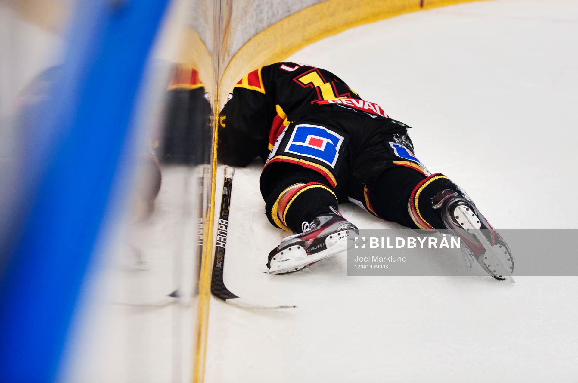 Johan Larsson, Brynäs, ligger på isen