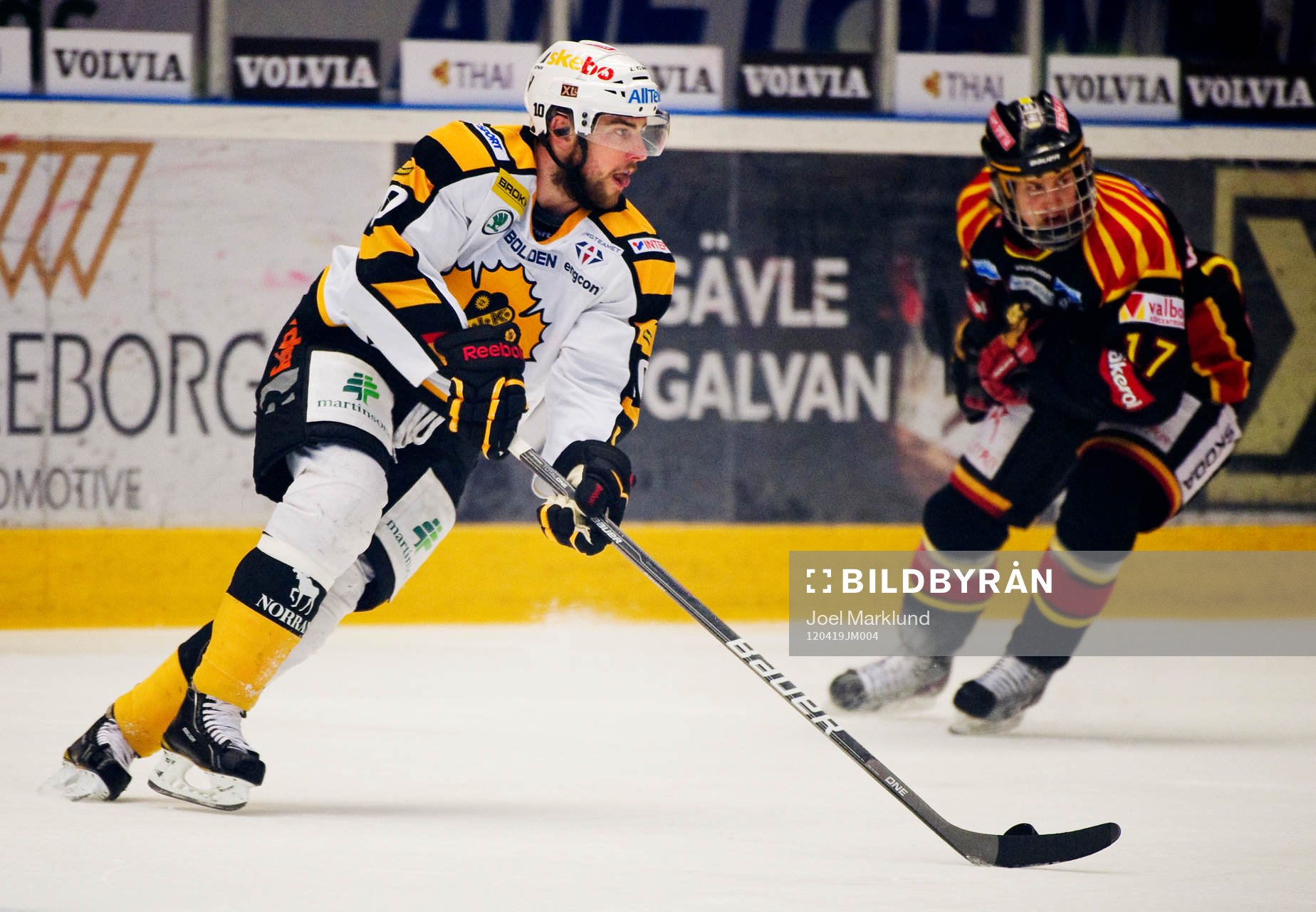Joakim Lindström, Skellefteå, kontrollerar pucken