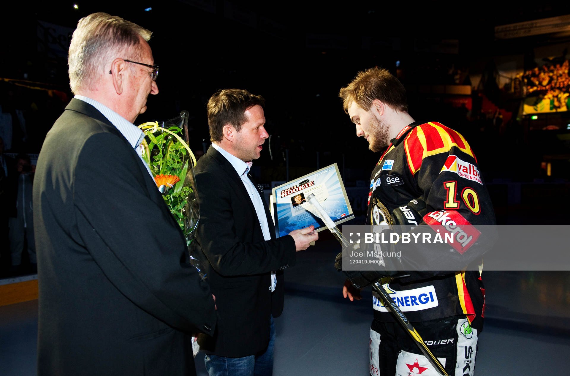 Johan Larsson, Brynäs, tar emot priset för Årets rookie