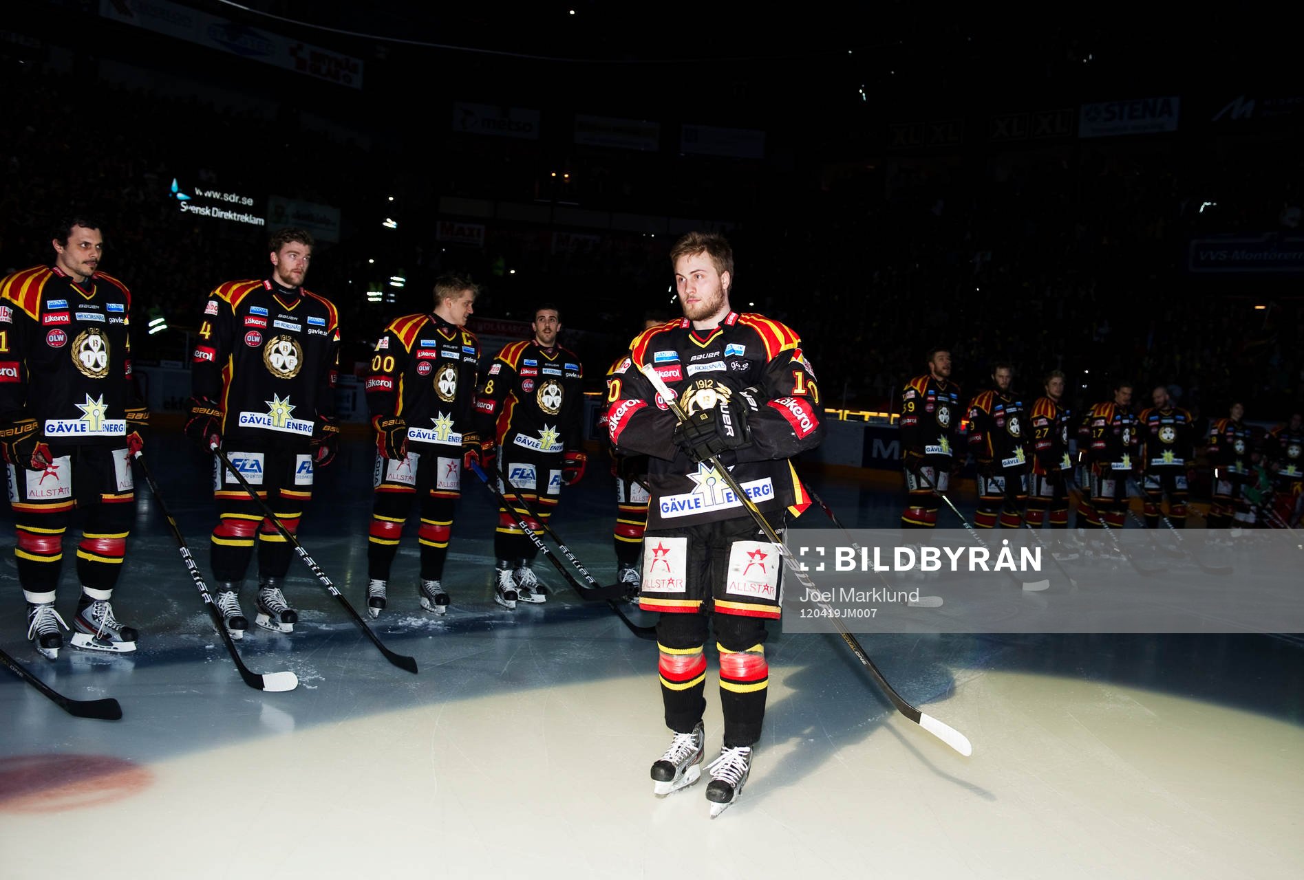 Johan Larsson, Brynäs, åker fram för att mottaga Svenska