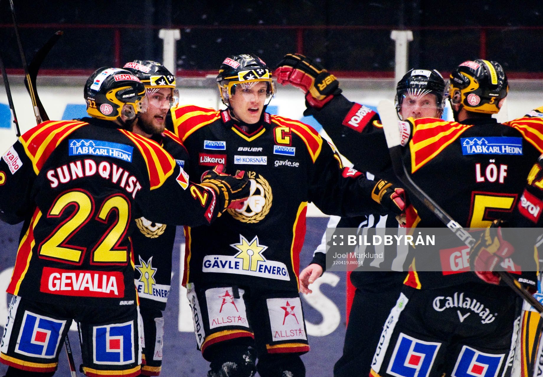 Jakob Silfverberg, Brynäs, gratuleras till sitt 1-0-mål i