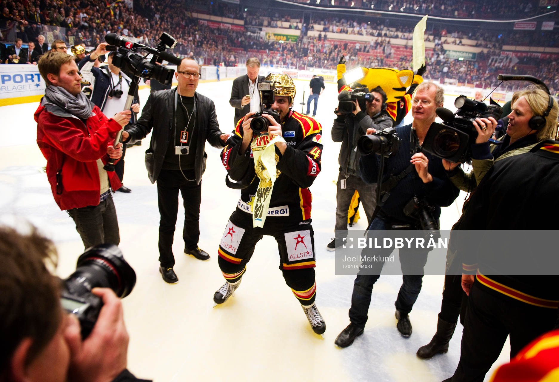 Daniel Widing, Brynäs, fotograferar mediauppbådet och