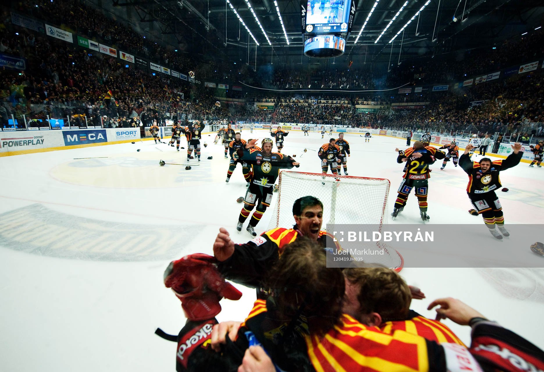 Brynäs-spelarna rusar ut och jublar