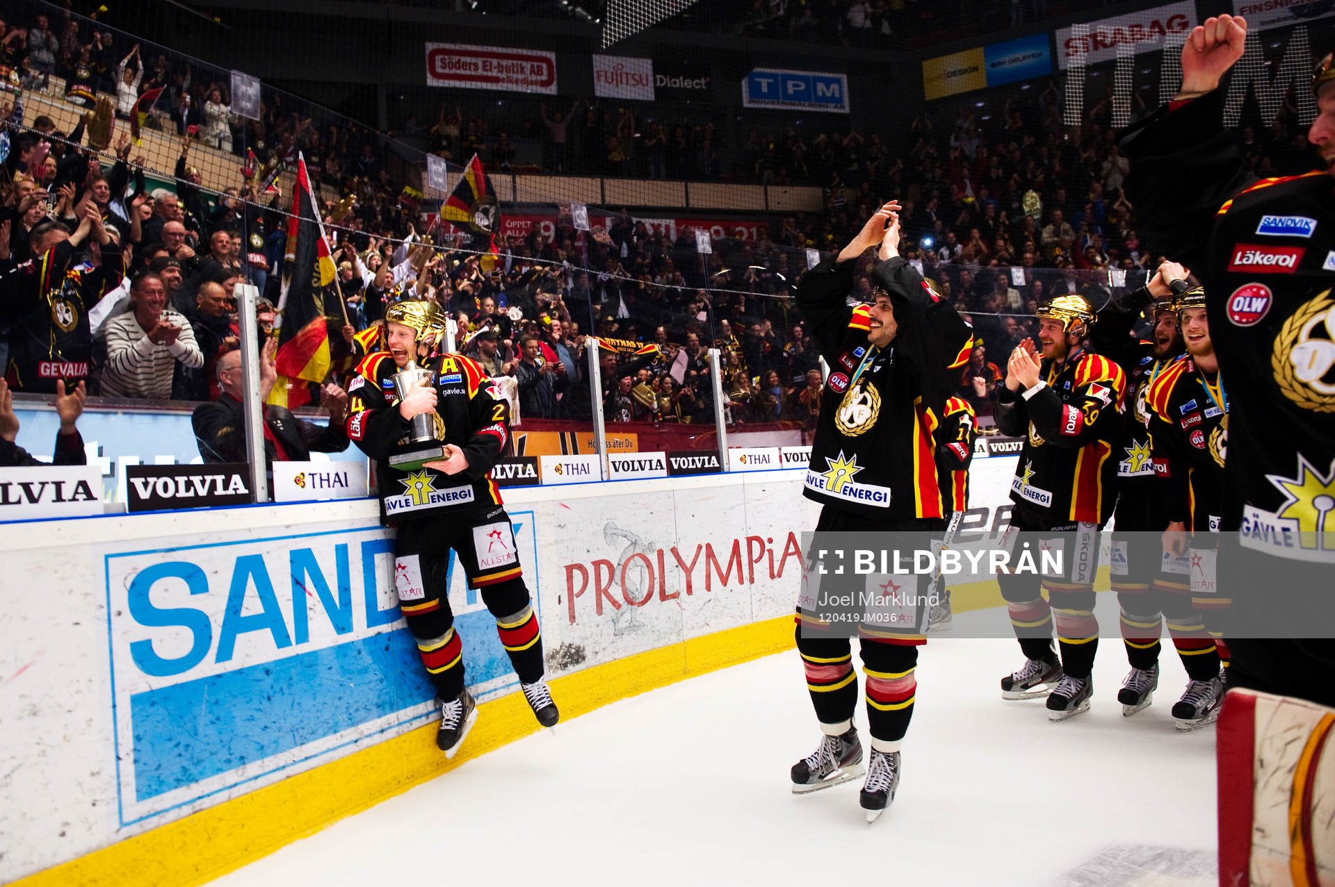 Mads Hansen, Brynäs, hoppar in i sargen med bucklan i