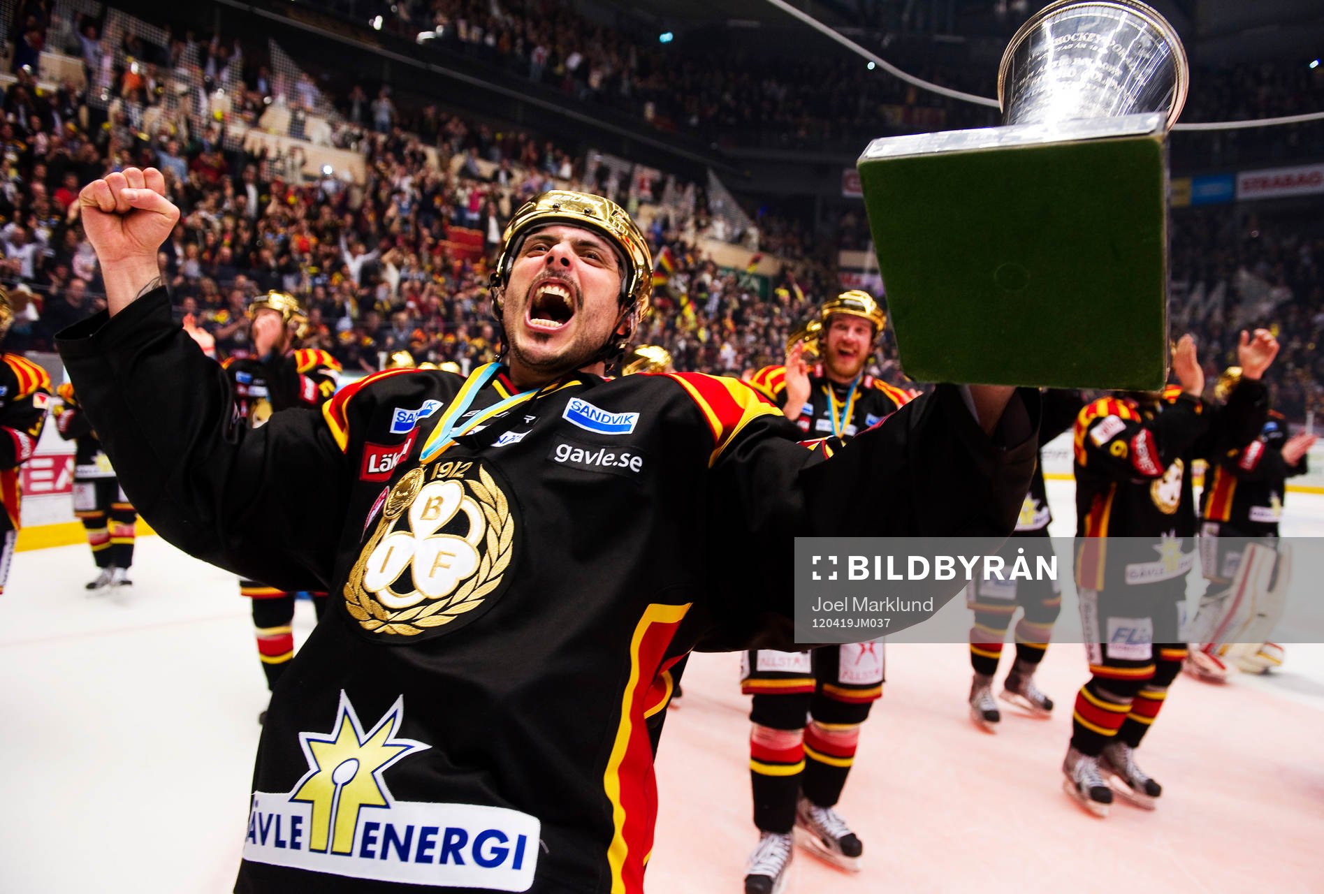 Daniel Widing, Brynäs, skriker ut sin glädje. Svenska