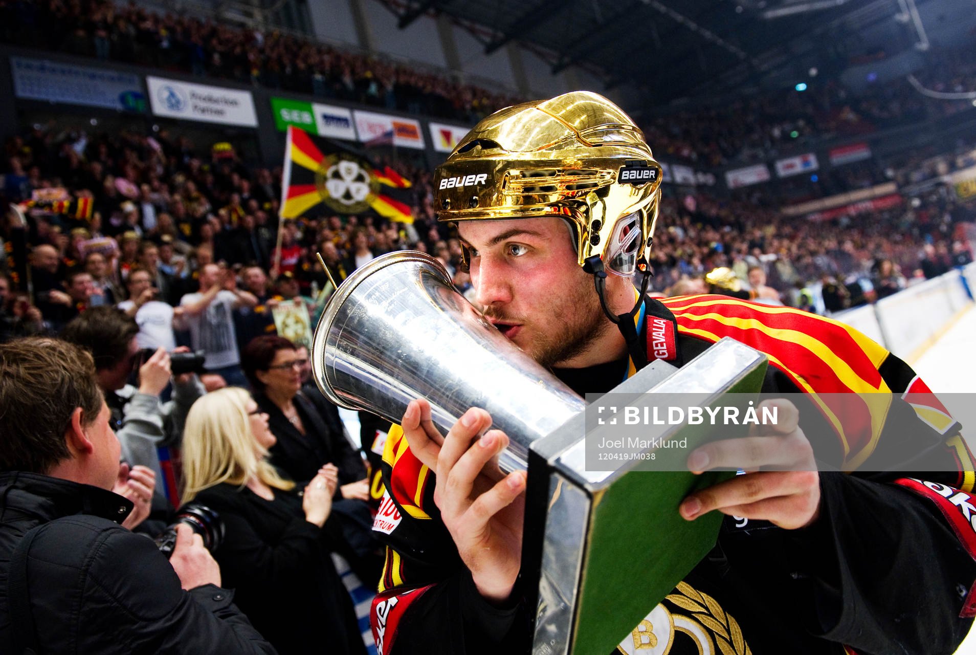 Johan Larsson, Brynäs, kysser bucklan. Svenska Mästare