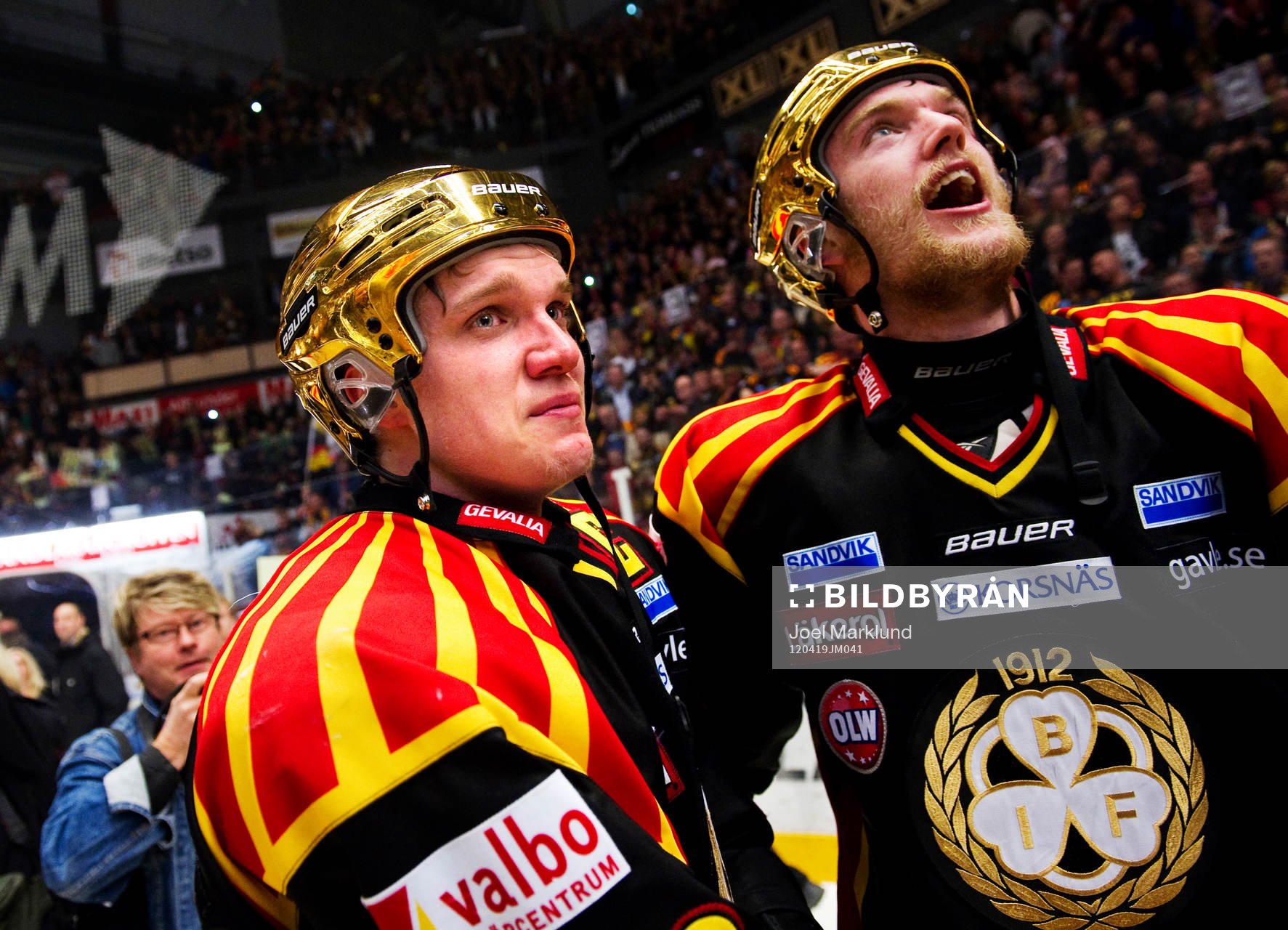 En rörd Jakob Silfverberg och Mattias Ekholm, Brynäs.