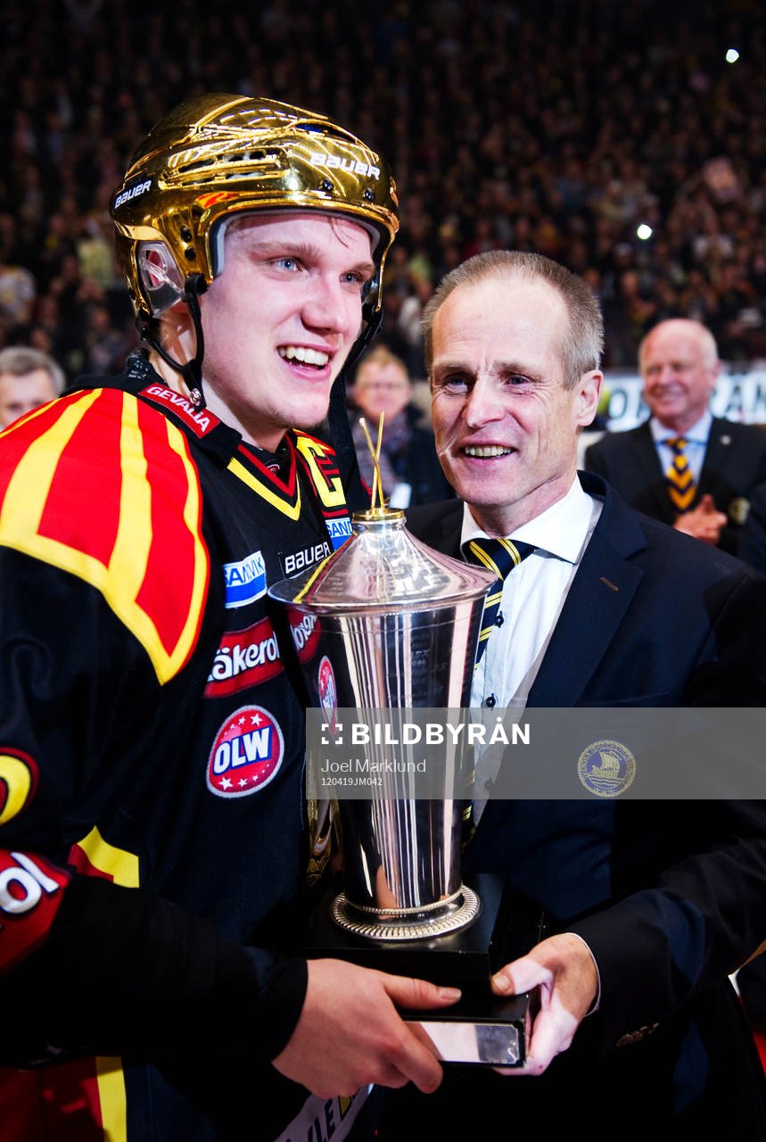 Jakob Silfverberg, Brynäs, tar emot prispokalen av