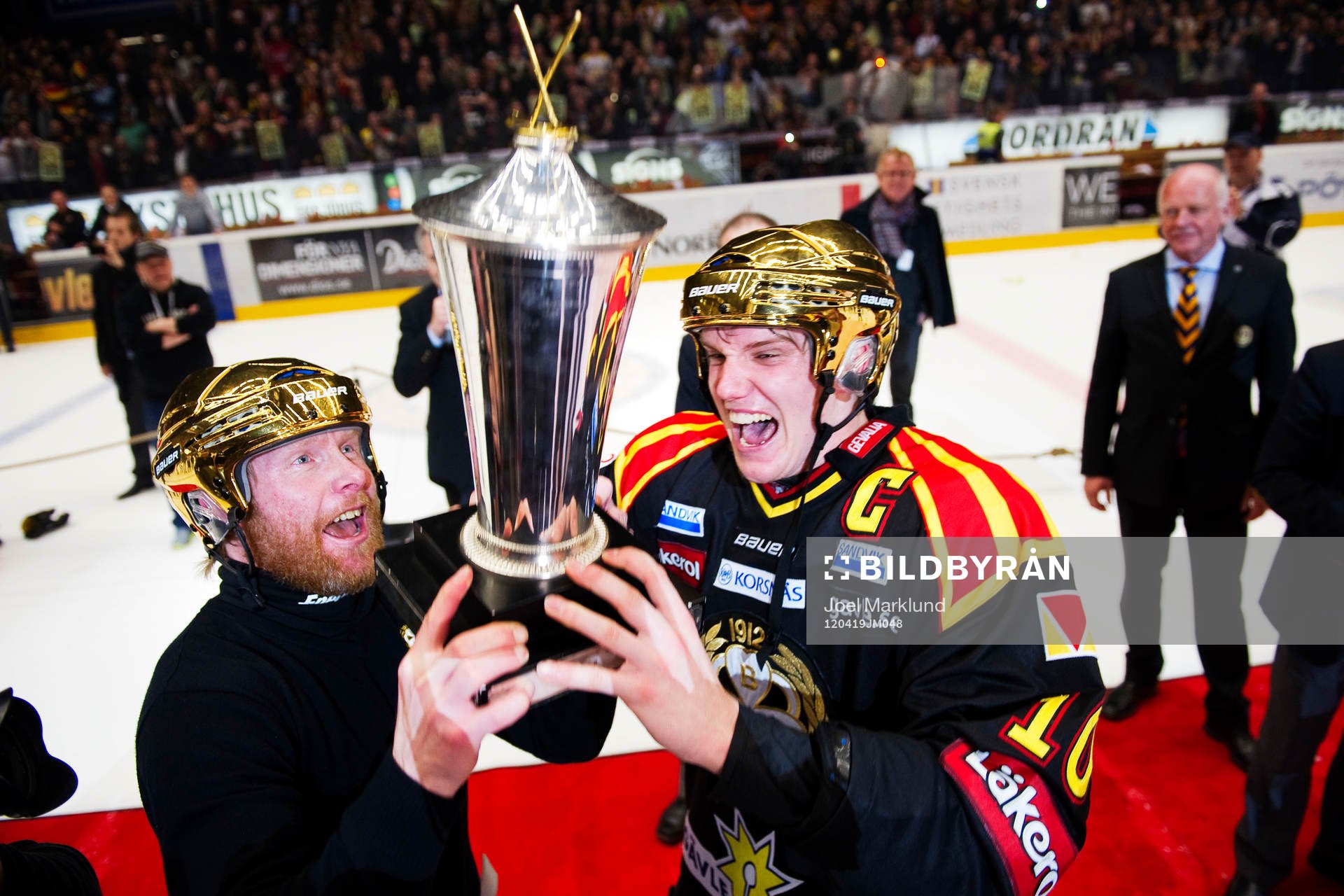 Andreas Dackell och Jakob Silfverberg, Brynäs, lyfter