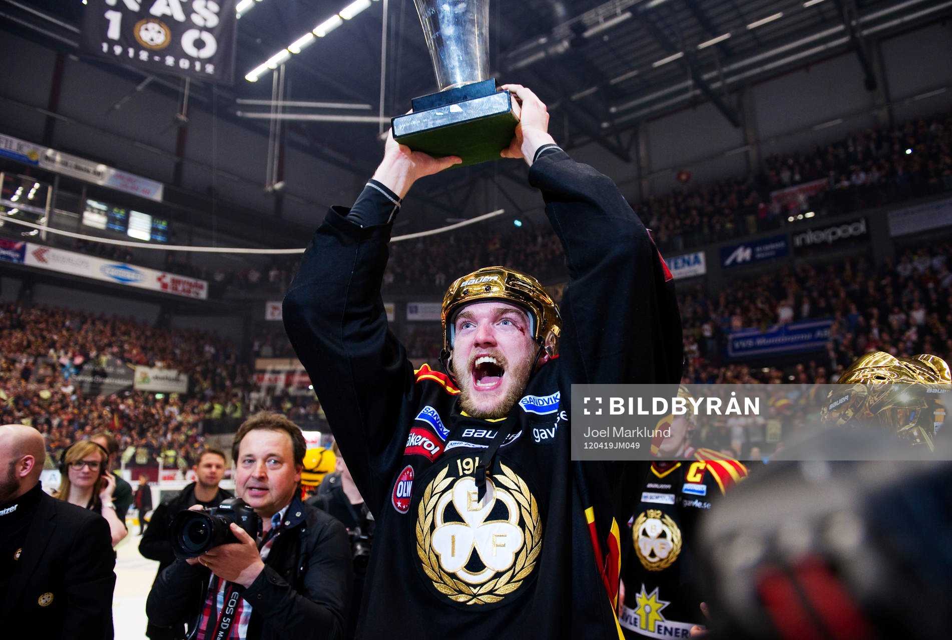 Mattias Ekholm, Brynäs, lyfter pokalen. Pokal, Svenska