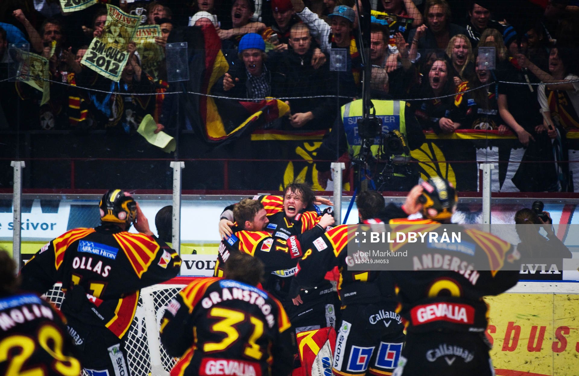 Niklas Svedberg, målvakt, kramas om av Mattias Ekholm,