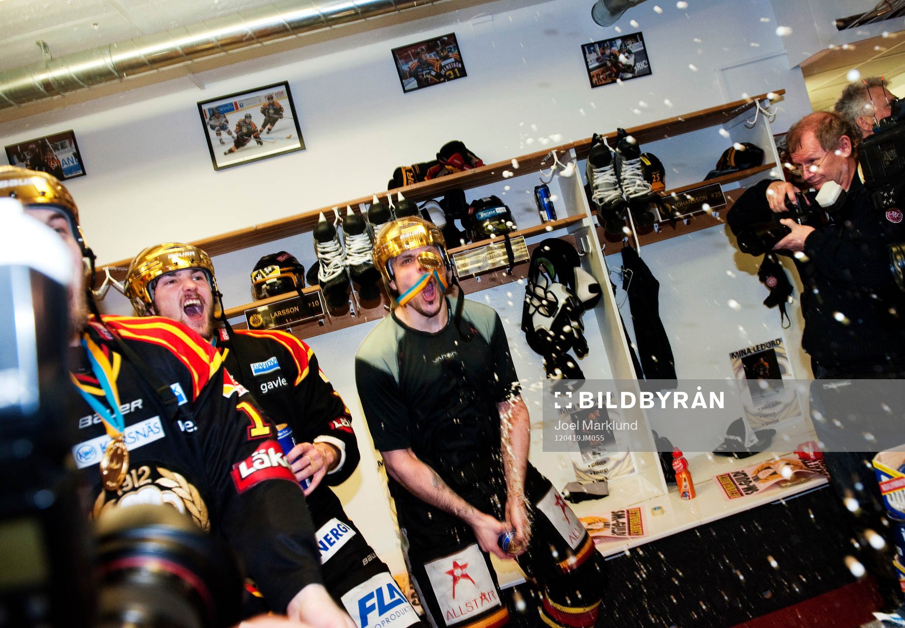 Daniel Widing, Brynäs, sprutar öl i omklädningsrummet.