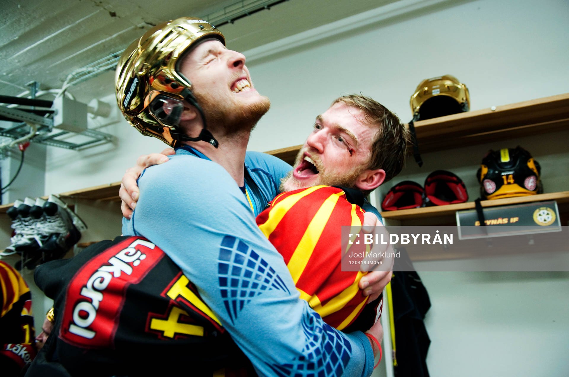 Mattias Ekholm Brynäs, håller Simon Löf. Svenska