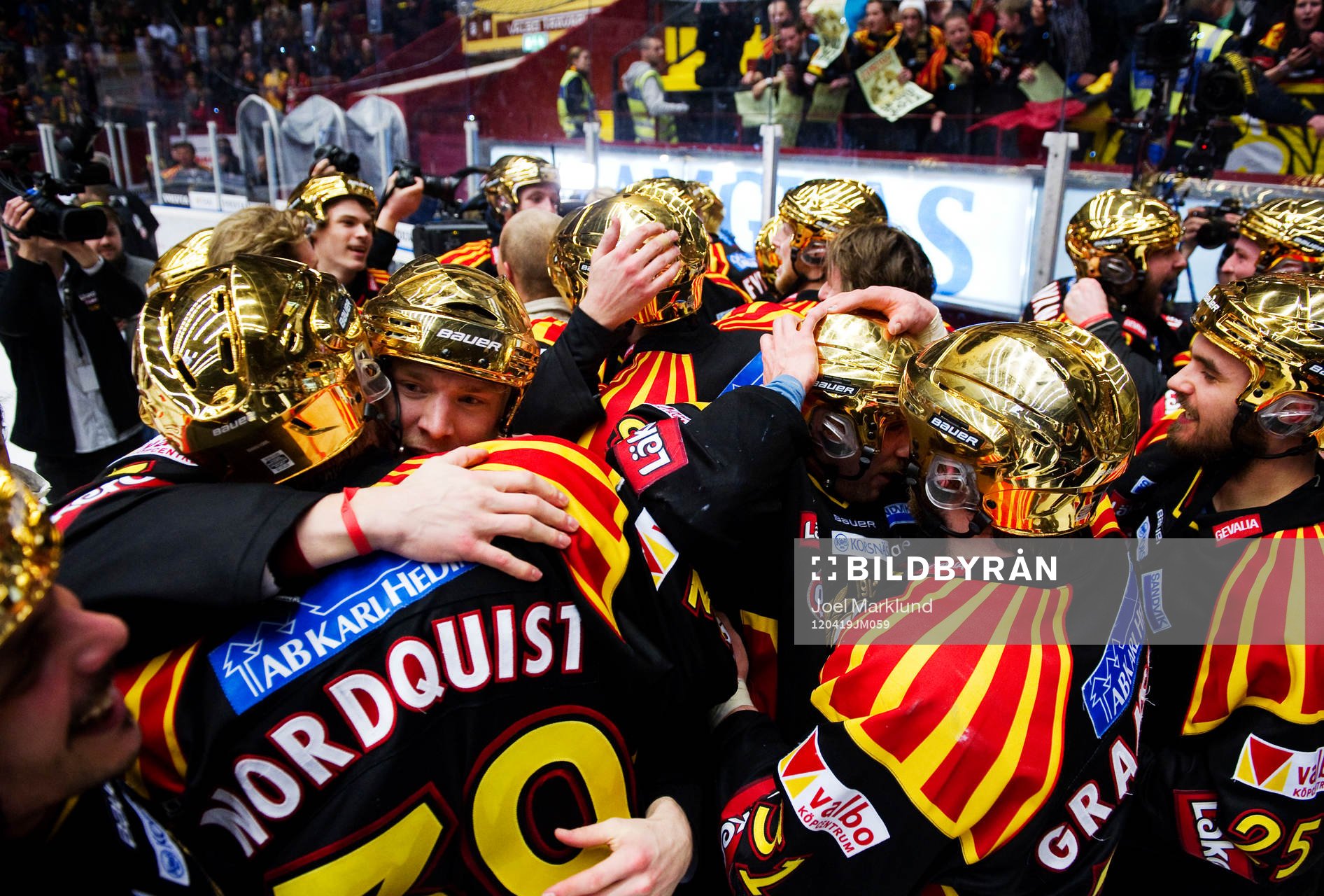 Brynäs-spelarna kramar om varandra