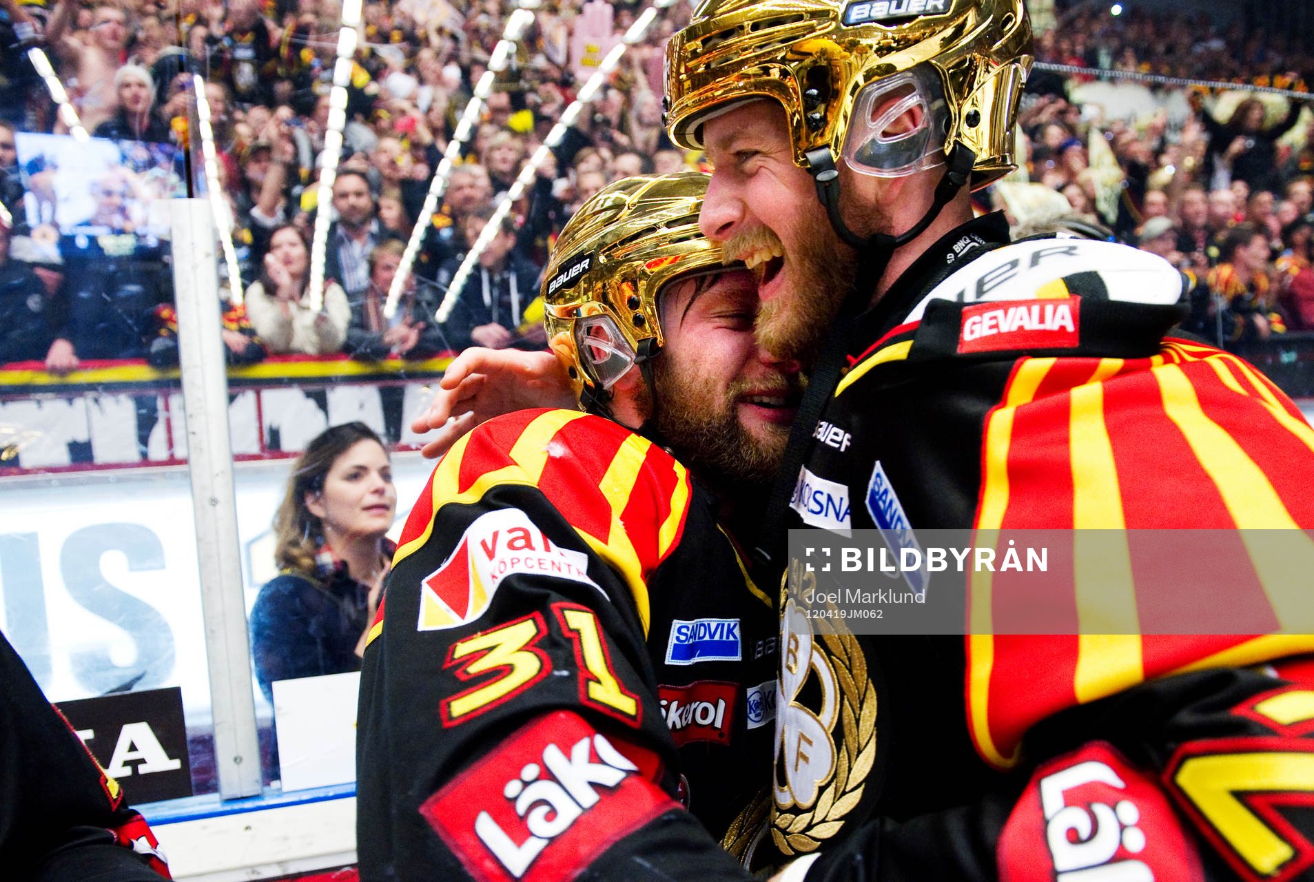 Jonathan Granström kramar Lars Jonsson, Brynäs. Svenska