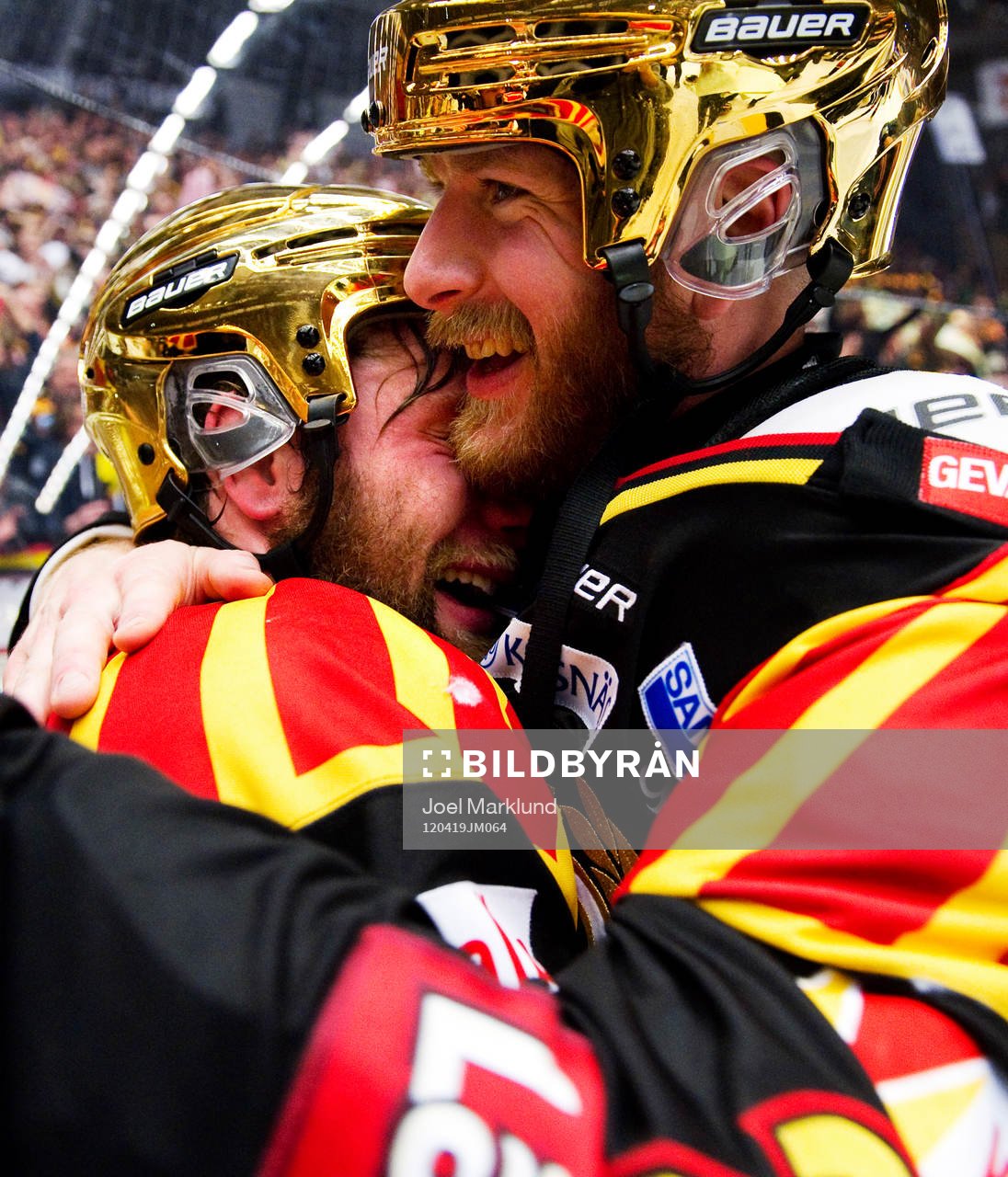 Jonathan Granström kramar Lars Jonsson, Brynäs. Svenska
