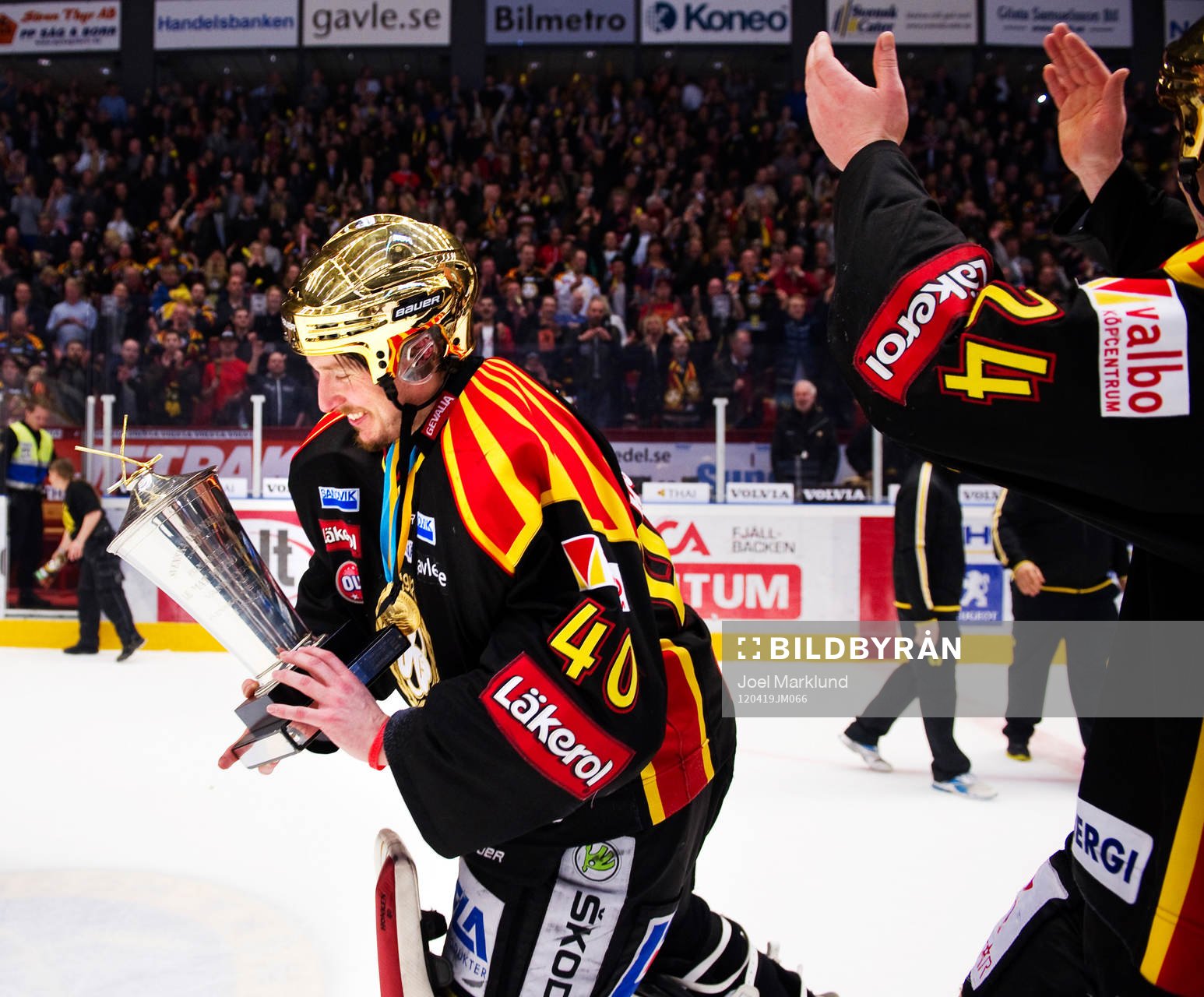 Johan Holmqvist, målvakt, Brynäs, håller i pokalen.