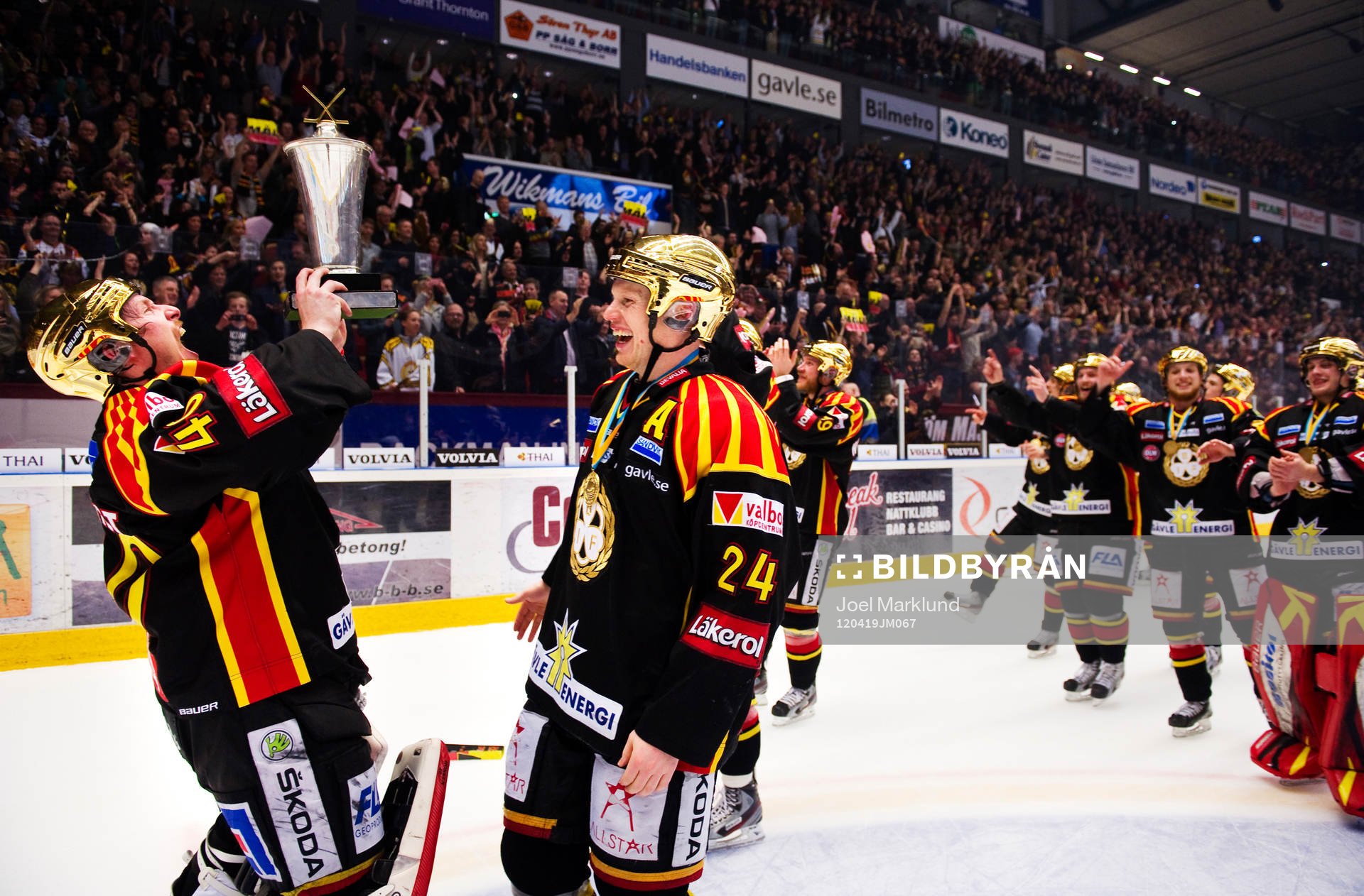 Johan Holmqvist, målvakt, Brynäs, lyfter bucklan. Svenska