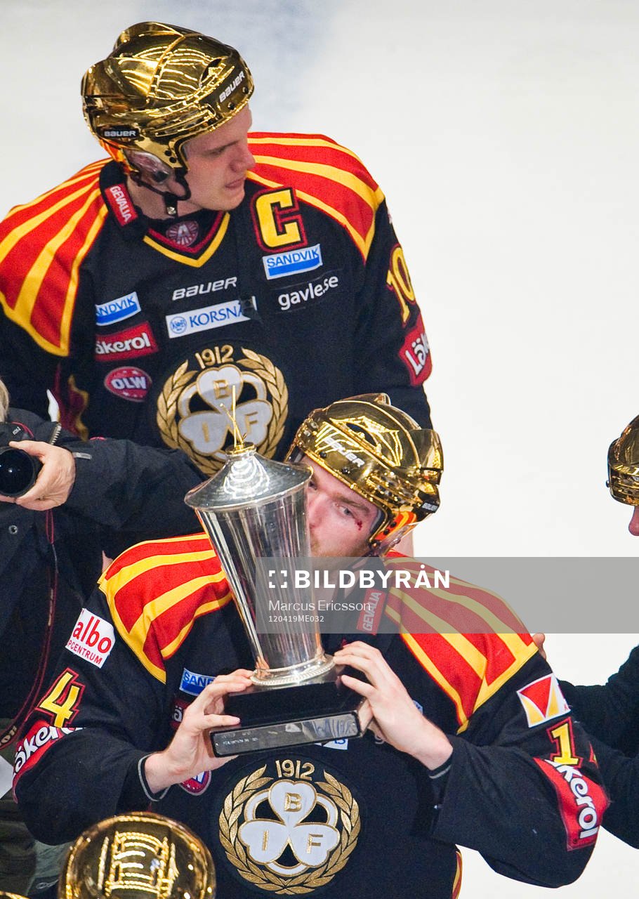 Mattias Ekholm, Brynäs kysser pokalen, pokal. Svenska